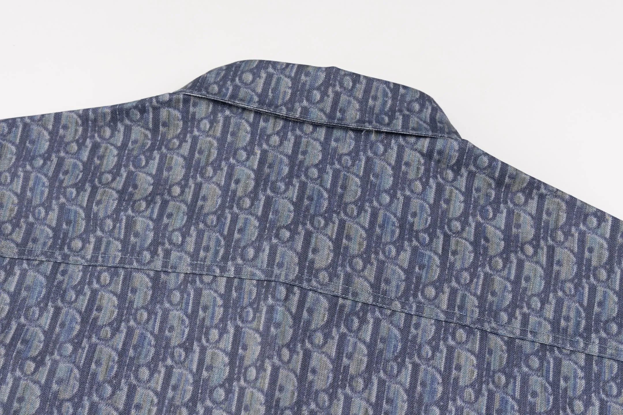 🅿️480 [Exclusive supply] CD full-print cotton twill printed short-sleeved shirt. The original version was purchased and developed in 20553. The fabric is 365g. The 7*7 cotton twill gauze fabric is custom-dyed with AB color according to the Y version of the bulk fabric color. It uses a digital direct-injection printing process with paint to scan all flower positions of the Y version. On each piece of paper, hand-painted printing sketches are used. For bulk products, the cloth-on-cut printing method is adopted. All the cut-out sketches are adjusted according to the size changes to ensure consistent printing effects for each size. The cut-outs are accurately cut using the laser burning process, and are equipped with aluminum alloy I-shaped buckles with letter logos. Size39-40-41-42