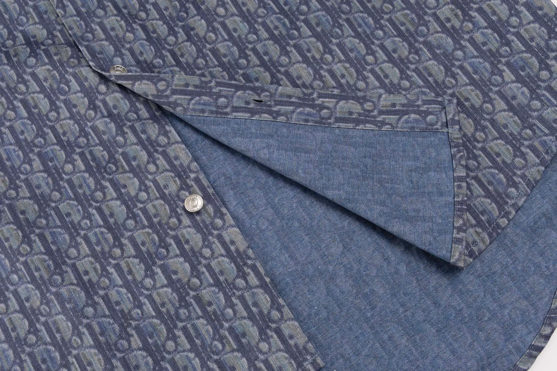 🅿️480 [Exclusive supply] CD full-print cotton twill printed short-sleeved shirt. The original version was purchased and developed in 20553. The fabric is 365g. The 7*7 cotton twill gauze fabric is custom-dyed with AB color according to the Y version of the bulk fabric color. It uses a digital direct-injection printing process with paint to scan all flower positions of the Y version. On each piece of paper, hand-painted printing sketches are used. For bulk products, the cloth-on-cut printing method is adopted. All the cut-out sketches are adjusted according to the size changes to ensure consistent printing effects for each size. The cut-outs are accurately cut using the laser burning process, and are equipped with aluminum alloy I-shaped buckles with letter logos. Size39-40-41-42
