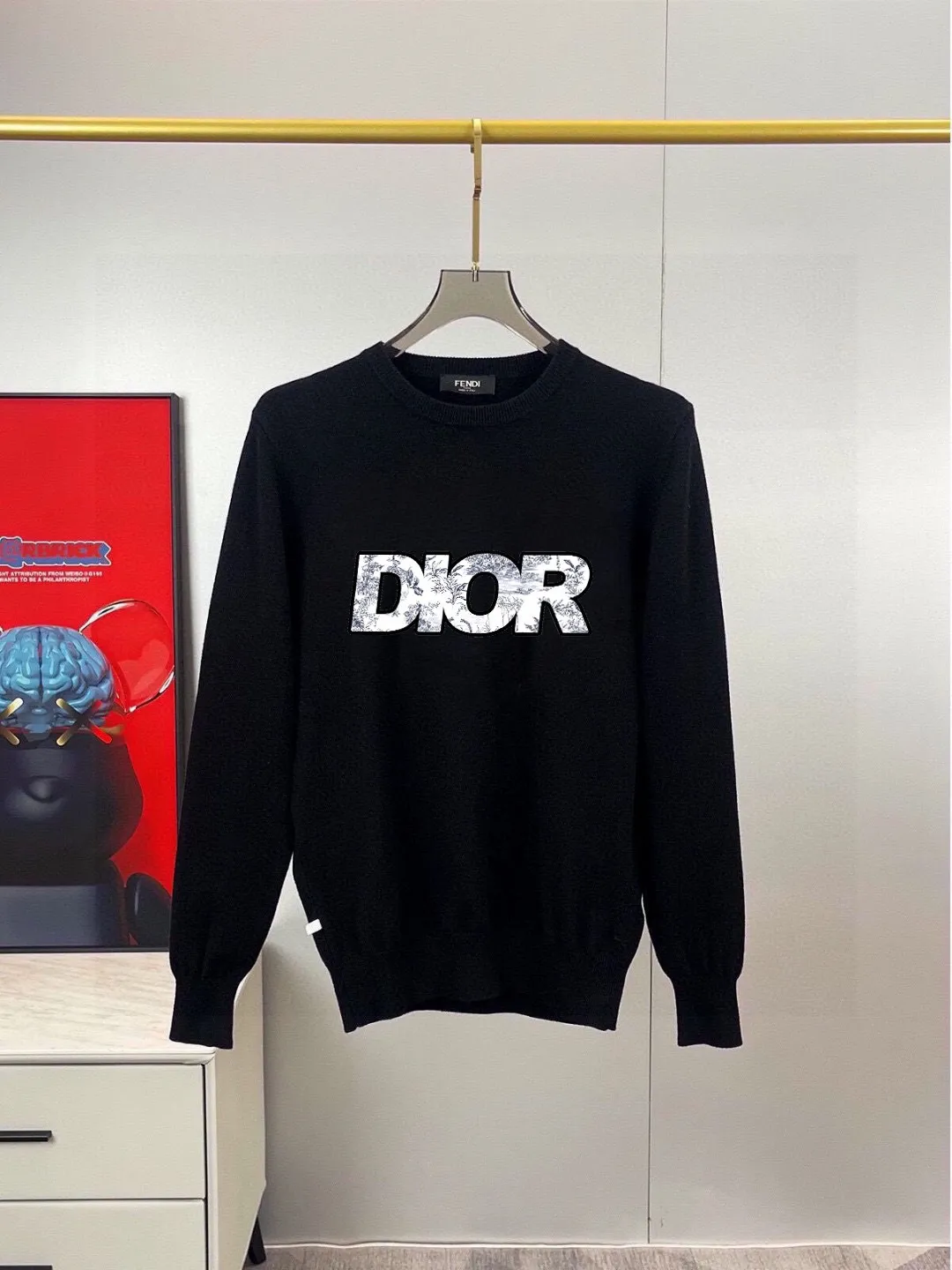 🅿️240 【Dior】Autumn and winter classic round neck pullover sweater, in full condition! ! ! Wool blended fabric, the latest model in 2025, golden ratio! ! Slim-fitting soft gold, versatile and practical item, the combination and practicality are extremely powerful, simple and elegant, and classy! To create your own style, it is highly recommended to buy it in two colors. The standard slim fit tailoring process is suitable for both young and old men. It is knitted from wool and will not cause any discomfort! While keeping warm, it is stylish, textured and wearable, and the classic logo with contrasting colors on the chest feels in place! ! Recommended for regular customers! ! Size M-3XL (maximum wear: 190 pounds)