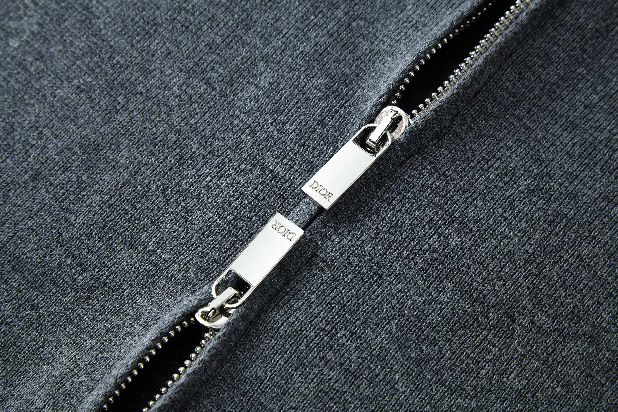 🅿️480 [Exclusive supply] CD 25FW chest logo zipper cardigan sweater (grey) Original purchase and development for 17,000. The fabric is made of 50% soft wool and 50% combed cotton yarn. The zipper uses electroplated bright silver double sliders, with the DIOR logo laser engraved on the surface. The embroidery adopts 3D three-dimensional embroidery technology, and the reverse side is embroidered with composite glue, showing a 3D concave and convex visual sense on the surface. Garment washing - removing wool impurities - fixing the color - fixing the pattern. A new take on knitwear, the CD Icon sweater is an example of Dior's savoir-faire. Carefully crafted from black sheep wool knitted fabric, it is decorated with CD Icon debossed embroidery on the chest and zipper closure, making it unique. Warm and practical, it can be worn layered with a T-shirt. Decorated with a CD icon debossed embroidered stand collar on the chest, two-way zipper closure with Dior logo zip puller. Size:S-M-L-XL
