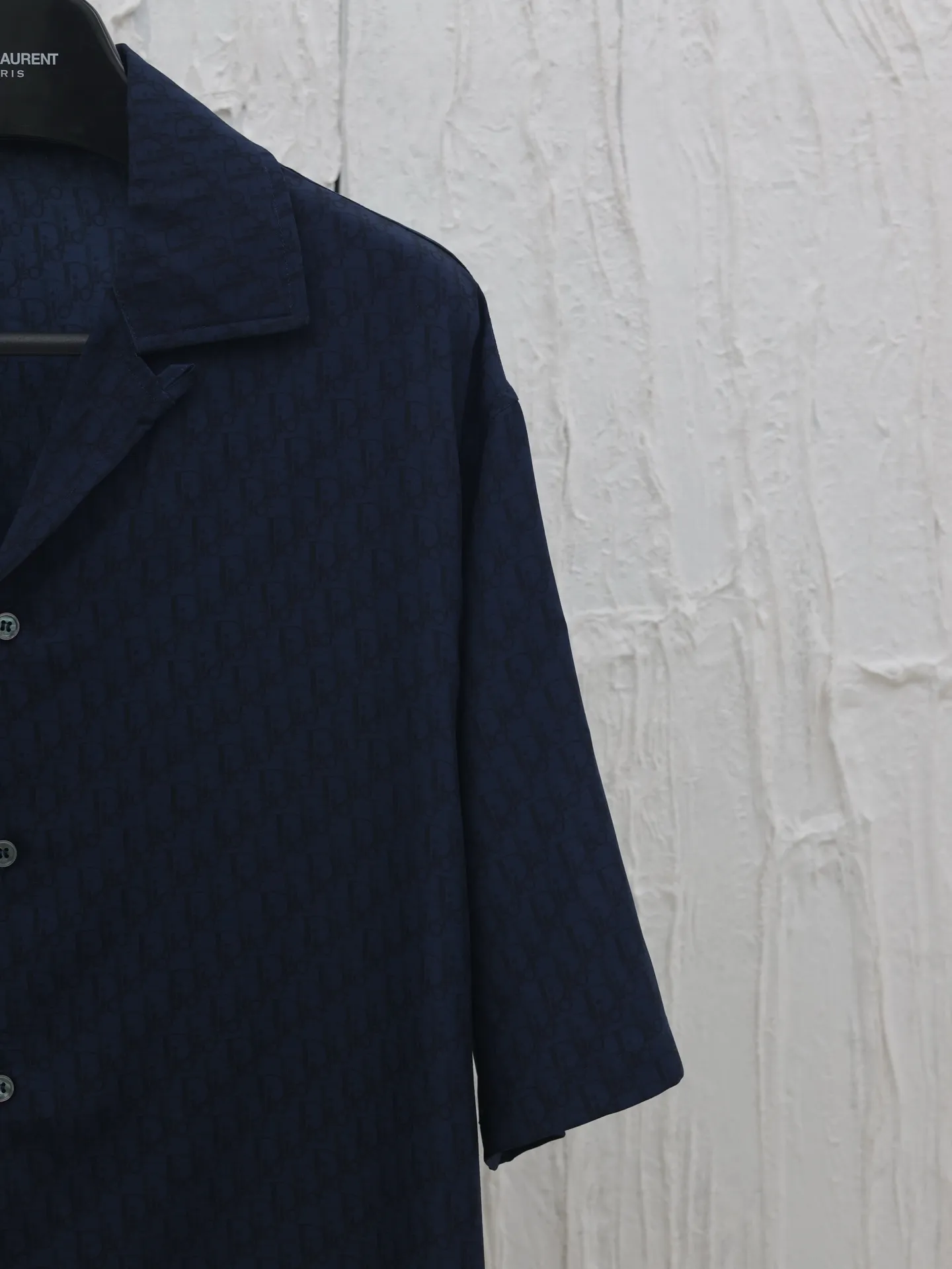 🅿️450 Dio*/Dior mulberry silk and cotton blended jacquard fabric Obliaue jacquard suit short-sleeved shirt This is from the 2024 beachwear limited series, highlighting the classic Oblique print. Carefully crafted from green mulberry silk and cotton blended jacquard fabrics, the arc-shaped hem design highlights a casual style. Wear with the matching pieces for a sophisticated summer look.  Size：S/M/L/XL