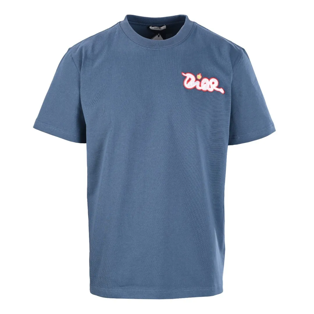 🅿️290 (Higher version) DIOR CD T-shirt from DO AND KAWS limited collection. The Year of the Snake graphic design reinterprets the classic logo. Contrasting logo patch at chest. The imported machine-made tatami embroidery technology makes the letter logo appear delicate and exquisite, enhancing the decorative effect. Use an embroidery machine to embroider the designed letter logo onto the patch. Size：S-L