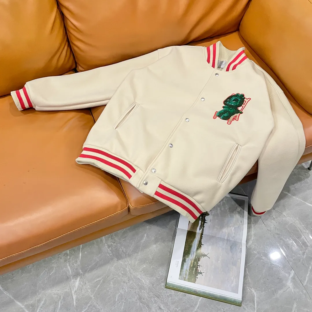 🅿️410 Dior➡️Dior runway style baseball jacket. I ordered the original model and took a month to finally ship it. I love it so much. The upper body is really cool. A blogger on Douyin said that LV's new products this year will become the future trend. If you look through street photos, you will find that celebrities regard it as a collectible jacket, a must-have item for men and women who want light luxury for commuting. Developing the highest version on the entire network, it took 1 month to customize and the cost was extremely high. The German imported flat-machine made custom-woven wool jacquard threads, using the first layer of imported lambskin. The pleated texture is unparalleled. It is hand-cut and meticulously crafted. The stitching position is very technical. Whether the whole garment is good or not depends on this position. Top-notch workmanship and details can stand the test. A full set of customized accessories, the letters are clear and perfectly restored without any difference. High-end atmosphere and full grade! The entire dress is exclusively customized with heavy craftsmanship. The towel patch embroidery is perfectly combined with craft embroidery and precise stitching! Absolute craftsmanship quality!