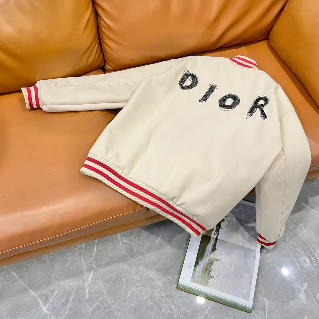 🅿️410 Dior➡️Dior runway style baseball jacket. I ordered the original model and took a month to finally ship it. I love it so much. The upper body is really cool. A blogger on Douyin said that LV's new products this year will become the future trend. If you look through street photos, you will find that celebrities regard it as a collectible jacket, a must-have item for men and women who want light luxury for commuting. Developing the highest version on the entire network, it took 1 month to customize and the cost was extremely high. The German imported flat-machine made custom-woven wool jacquard threads, using the first layer of imported lambskin. The pleated texture is unparalleled. It is hand-cut and meticulously crafted. The stitching position is very technical. Whether the whole garment is good or not depends on this position. Top-notch workmanship and details can stand the test. A full set of customized accessories, the letters are clear and perfectly restored without any difference. High-end atmosphere and full grade! The entire dress is exclusively customized with heavy craftsmanship. The towel patch embroidery is perfectly combined with craft embroidery and precise stitching! Absolute craftsmanship quality!