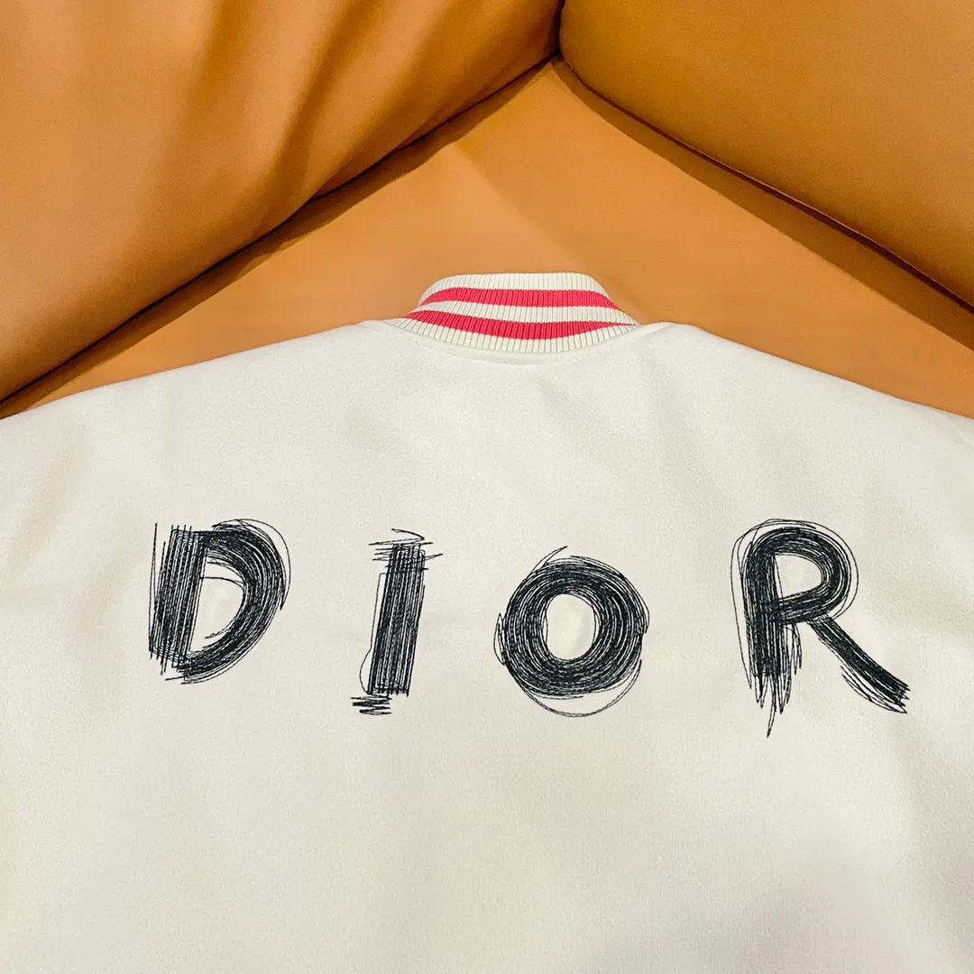 🅿️410 Dior➡️Dior runway style baseball jacket. I ordered the original model and took a month to finally ship it. I love it so much. The upper body is really cool. A blogger on Douyin said that LV's new products this year will become the future trend. If you look through street photos, you will find that celebrities regard it as a collectible jacket, a must-have item for men and women who want light luxury for commuting. Developing the highest version on the entire network, it took 1 month to customize and the cost was extremely high. The German imported flat-machine made custom-woven wool jacquard threads, using the first layer of imported lambskin. The pleated texture is unparalleled. It is hand-cut and meticulously crafted. The stitching position is very technical. Whether the whole garment is good or not depends on this position. Top-notch workmanship and details can stand the test. A full set of customized accessories, the letters are clear and perfectly restored without any difference. High-end atmosphere and full grade! The entire dress is exclusively customized with heavy craftsmanship. The towel patch embroidery is perfectly combined with craft embroidery and precise stitching! Absolute craftsmanship quality!