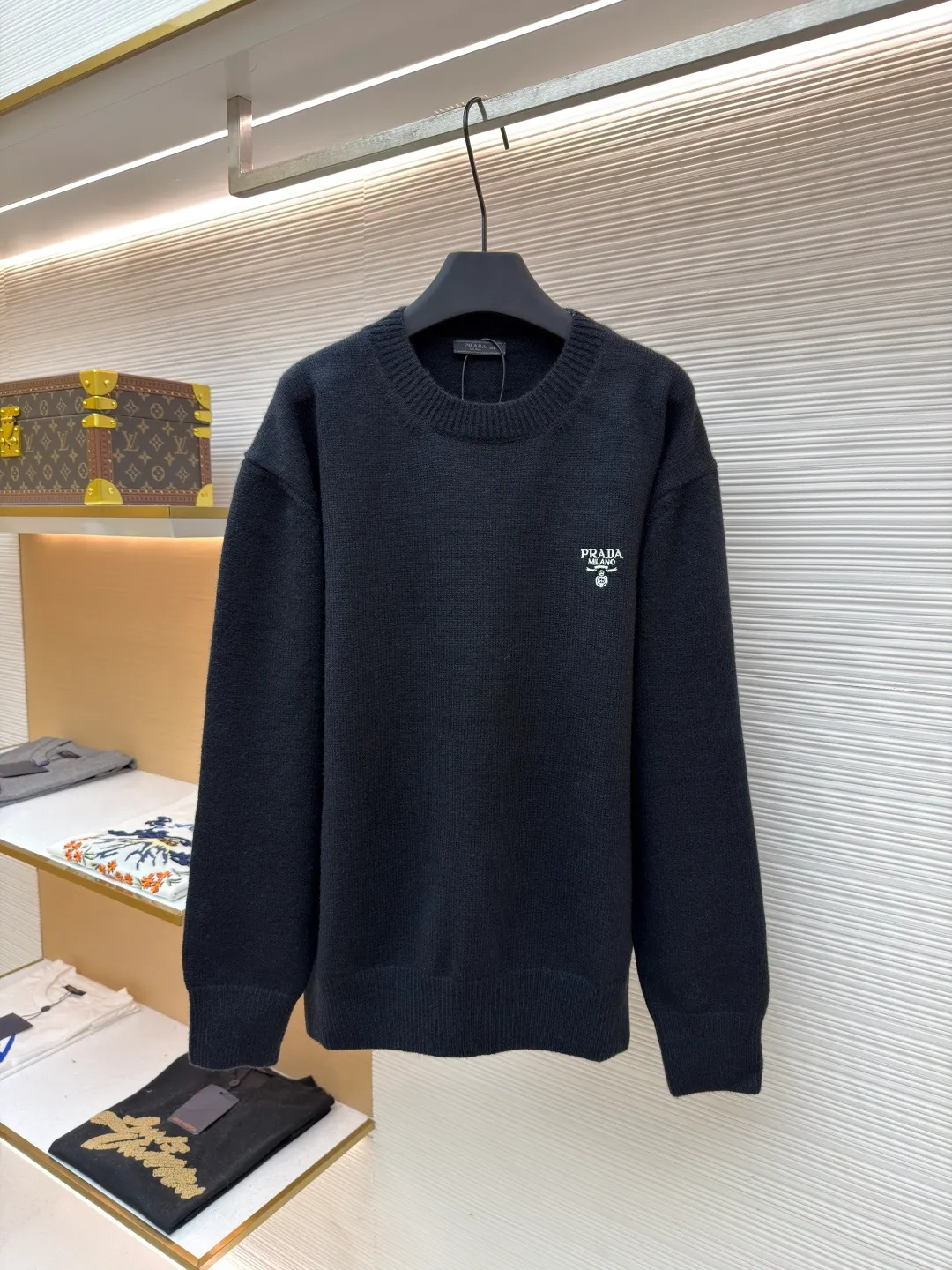 Prada embroidered logo wool knitted pullover ●Original version: Purchased and developed for 15700 ●Item number: 1681718-A65 ●Fabric: wool blended fabric ●Technology: knitting ●Color: black ●Version: fitted version ●Weight: about 750 grams ●Size: 46-48-50-52 ●Description: The fabric is made of merino wool, which is 80% wool and 20% cotton. This model is made of high-content wool. The weaving method is 7-knit imported from Germany. The high-density weaving method and high wool content can effectively keep warm. It can be used as a base layer or as an outer layer. The embroidery uses imported Behringer embroidery machines. This embroidery has been adjusted and modified for 6 years to achieve the original 1:1 effect. The number of embroidery stitches is approximately 2600. The effect presents a perfect visual sense. This wool pullover has a versatile, sporty design and features the signature embroidered icon. The overall wiring is straight and delicate, the fabric is comfortable and soft, and the color is consistent without color difference. It can be matched with the same style to create a fashionable look and control various occasions. Customized accessories, complete with three standards, same style for men and women!