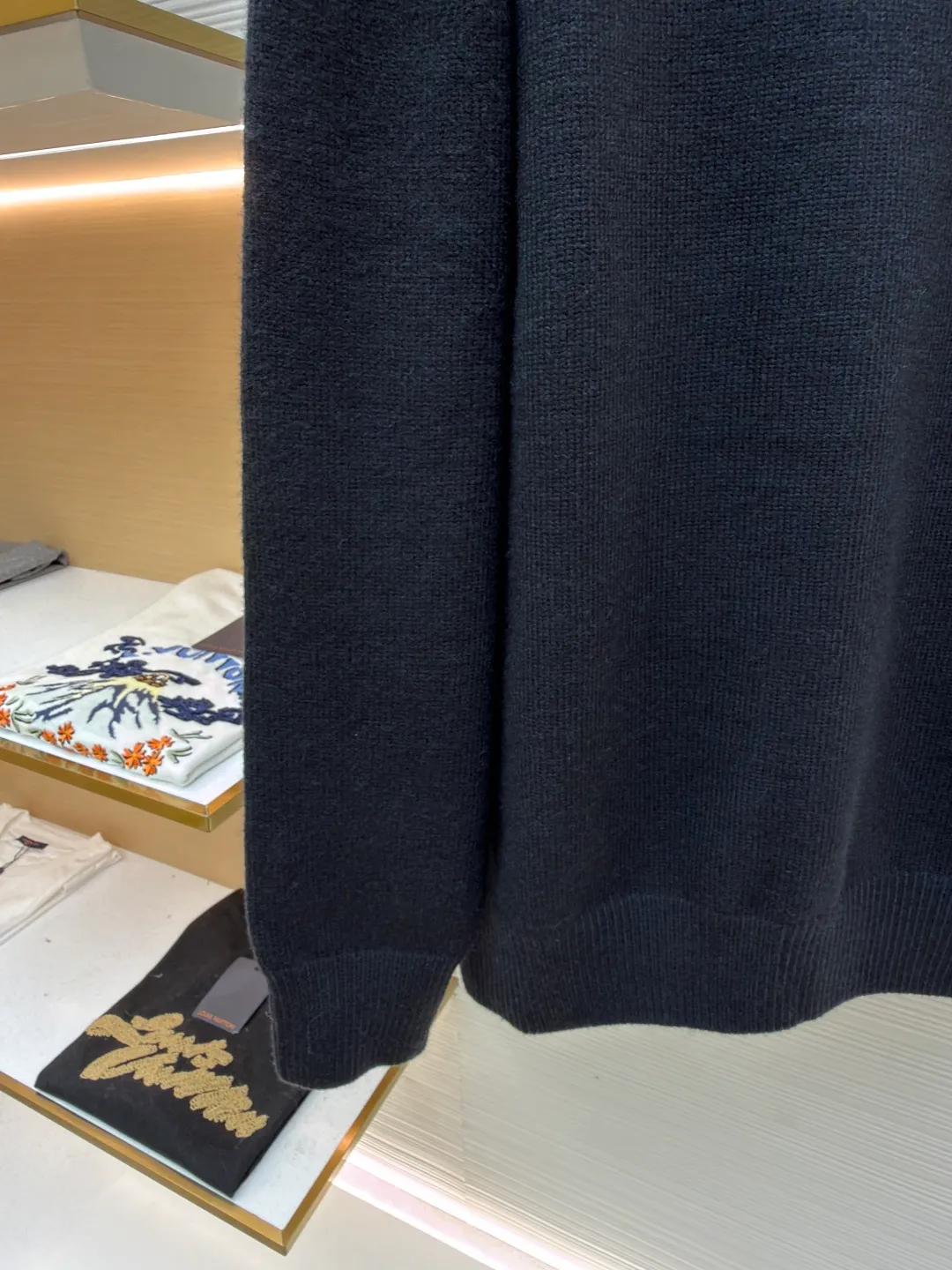 Prada embroidered logo wool knitted pullover ●Original version: Purchased and developed for 15700 ●Item number: 1681718-A65 ●Fabric: wool blended fabric ●Technology: knitting ●Color: black ●Version: fitted version ●Weight: about 750 grams ●Size: 46-48-50-52 ●Description: The fabric is made of merino wool, which is 80% wool and 20% cotton. This model is made of high-content wool. The weaving method is 7-knit imported from Germany. The high-density weaving method and high wool content can effectively keep warm. It can be used as a base layer or as an outer layer. The embroidery uses imported Behringer embroidery machines. This embroidery has been adjusted and modified for 6 years to achieve the original 1:1 effect. The number of embroidery stitches is approximately 2600. The effect presents a perfect visual sense. This wool pullover has a versatile, sporty design and features the signature embroidered icon. The overall wiring is straight and delicate, the fabric is comfortable and soft, and the color is consistent without color difference. It can be matched with the same style to create a fashionable look and control various occasions. Customized accessories, complete with three standards, same style for men and women!
