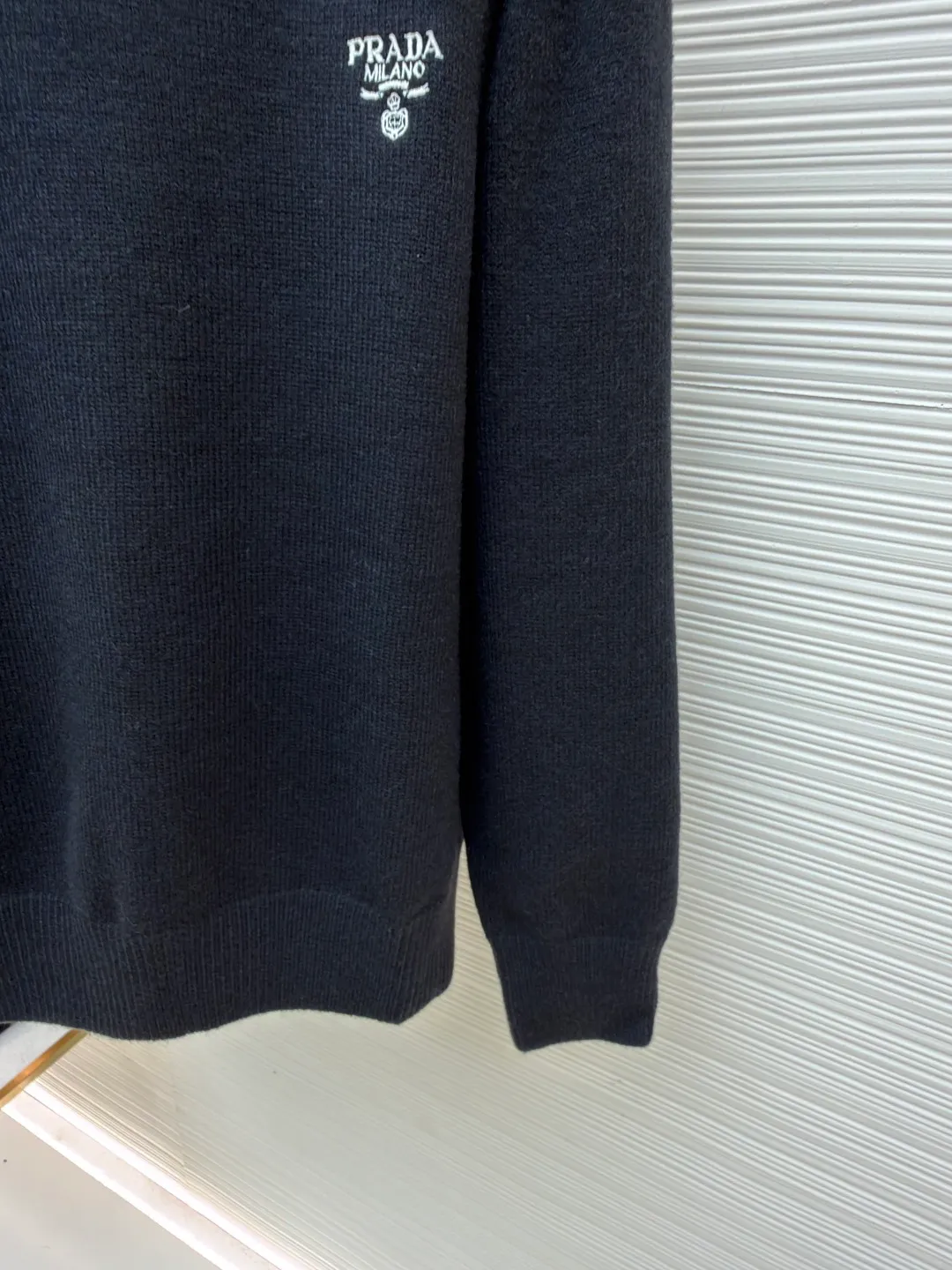 Prada embroidered logo wool knitted pullover ●Original version: Purchased and developed for 15700 ●Item number: 1681718-A65 ●Fabric: wool blended fabric ●Technology: knitting ●Color: black ●Version: fitted version ●Weight: about 750 grams ●Size: 46-48-50-52 ●Description: The fabric is made of merino wool, which is 80% wool and 20% cotton. This model is made of high-content wool. The weaving method is 7-knit imported from Germany. The high-density weaving method and high wool content can effectively keep warm. It can be used as a base layer or as an outer layer. The embroidery uses imported Behringer embroidery machines. This embroidery has been adjusted and modified for 6 years to achieve the original 1:1 effect. The number of embroidery stitches is approximately 2600. The effect presents a perfect visual sense. This wool pullover has a versatile, sporty design and features the signature embroidered icon. The overall wiring is straight and delicate, the fabric is comfortable and soft, and the color is consistent without color difference. It can be matched with the same style to create a fashionable look and control various occasions. Customized accessories, complete with three standards, same style for men and women!