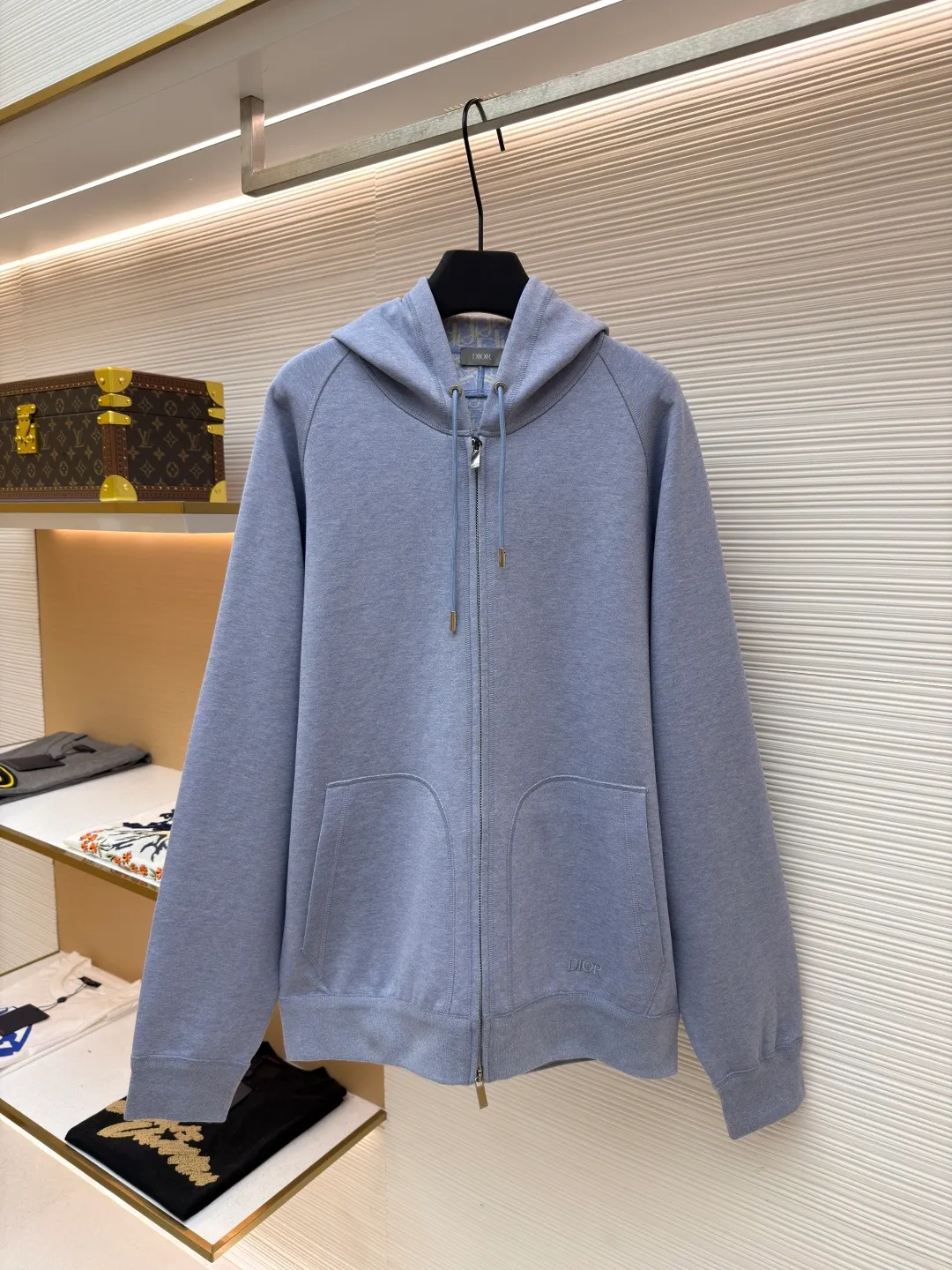 Dior presbyopic reversible wool and cashmere hooded cardigan jacket ●Item number: 1681745-C00 ●Material: wool cashmere fabric ●Technology: Jacquard texture production ●Color: blue ●Version: fitted version ●Weight: about 950 grams ●Size: S-M-L-XL ●Description: The fabric is made of cashmere fabric, containing 50% wool and pure cotton, with original hemming inside, jacquard letters, integrated design. One side has a solid color logo, and the spliced side has a classic presbyopia. It can be worn on both sides to change the style at any time. Customized imported velvet imported machine weaving, the material is conscientious and full of high-end texture. It is comfortable to wear and skin-friendly. It is made by a large factory and has perfect details and texture. The fabric is made of imported cashmere yarn. New product for early autumn! Hot style return! New version of dropped shoulder design High-grade navy blue presbyopic logo zipper cashmere jacket. Reversible. The letter jacquard texture on the back is luxurious and handsome. The hooded design is fashionable and advanced. The classic version does not make people look slimmer. Highly recommended! The overall wiring is straight and delicate, the fabric is comfortable and soft, and the color is consistent without color difference. It can be matched with the same style to create a fashionable look and control various occasions. Customized accessories, complete with three standards, same style for men and women!