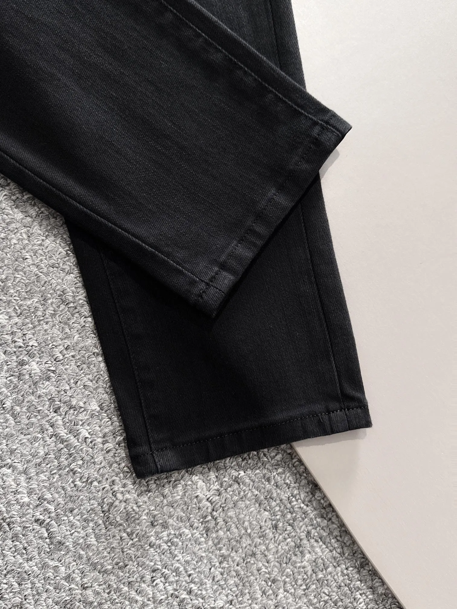 🅿️400 Dior 2025 four-season slim-fit jeans trousers, woven from imported Japanese Denim plain cotton denim fabric, complete with three standards, simple yet elegant, soft, delicate and comfortable, versatile and fashionable upper body! Light luxury, a must-have item for daily commuting! D8813 code number: 28-40 (please state your height and weight when placing an order)