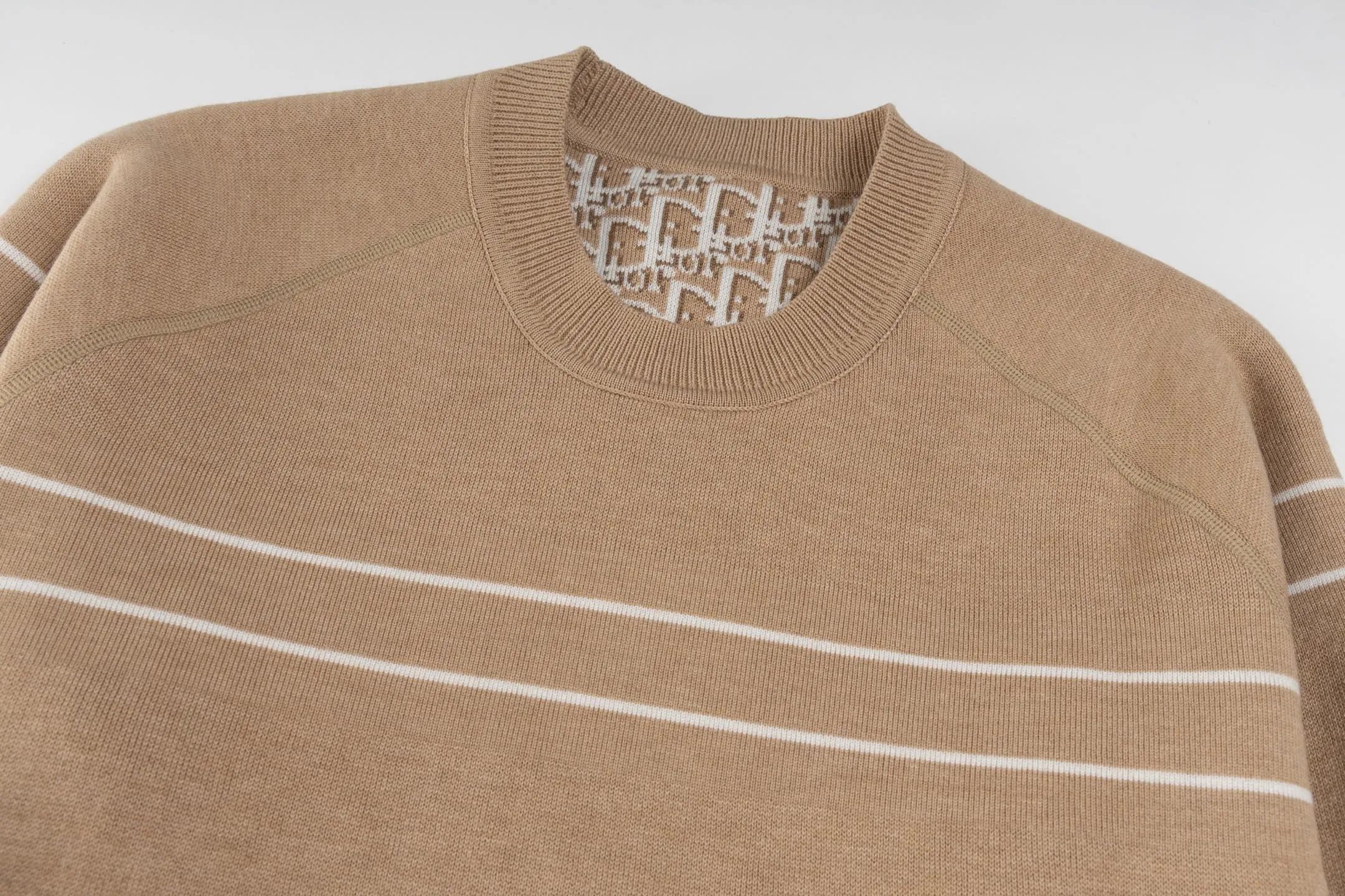 🅿️500 [Exclusive supply] CD 25FW presbyopic reversible cashmere crew neck sweater (khaki). The fabric is made of top-quality cashmere yarn. The new autumn and winter Oblique jacquard knitted cashmere sweater adopts a reversible design and is made of selected high-quality cashmere materials. After fine weaving process, it presents a soft and comfortable touch and excellent thermal insulation performance. The iconic Oblique jacquard pattern is perfectly presented through precision knitting technology. It can be worn on both sides, showing different style charms. The round neck design is simple and elegant, suitable for various matching occasions. Exquisite knitting technology ensures that the clothes are not easily deformed and remain crisp and long-lasting. The double-sided design concept reflects DIOR's perfect balance of practicality and fashion. Each sweater undergoes strict quality inspection to ensure that the quality meets the brand's consistently high standards. This knitted item combines warmth and style, making it an exquisite addition to your autumn and winter wardrobe. Size:S/M/L