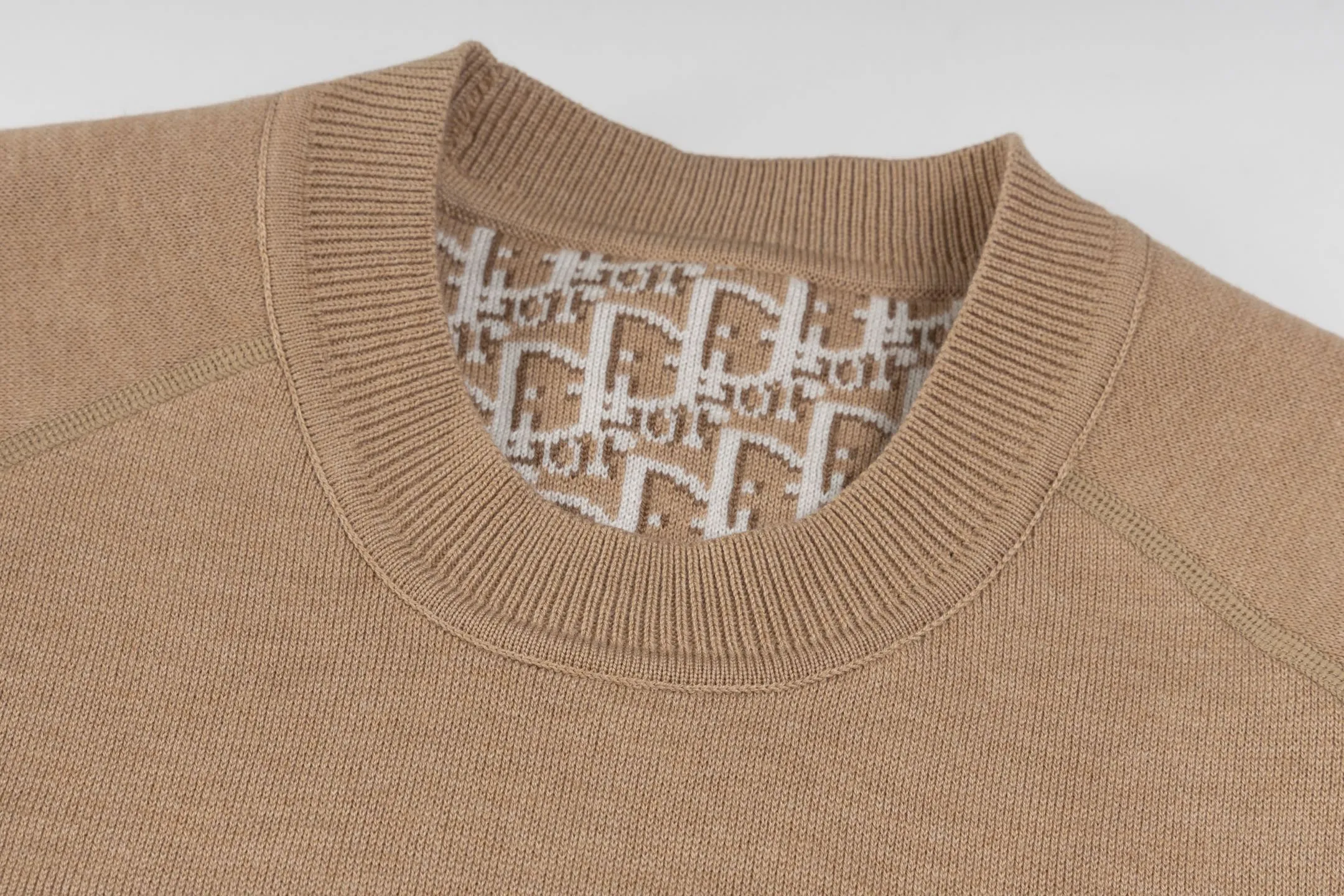 🅿️500 [Exclusive supply] CD 25FW presbyopic reversible cashmere crew neck sweater (khaki). The fabric is made of top-quality cashmere yarn. The new autumn and winter Oblique jacquard knitted cashmere sweater adopts a reversible design and is made of selected high-quality cashmere materials. After fine weaving process, it presents a soft and comfortable touch and excellent thermal insulation performance. The iconic Oblique jacquard pattern is perfectly presented through precision knitting technology. It can be worn on both sides, showing different style charms. The round neck design is simple and elegant, suitable for various matching occasions. Exquisite knitting technology ensures that the clothes are not easily deformed and remain crisp and long-lasting. The double-sided design concept reflects DIOR's perfect balance of practicality and fashion. Each sweater undergoes strict quality inspection to ensure that the quality meets the brand's consistently high standards. This knitted item combines warmth and style, making it an exquisite addition to your autumn and winter wardrobe. Size:S/M/L