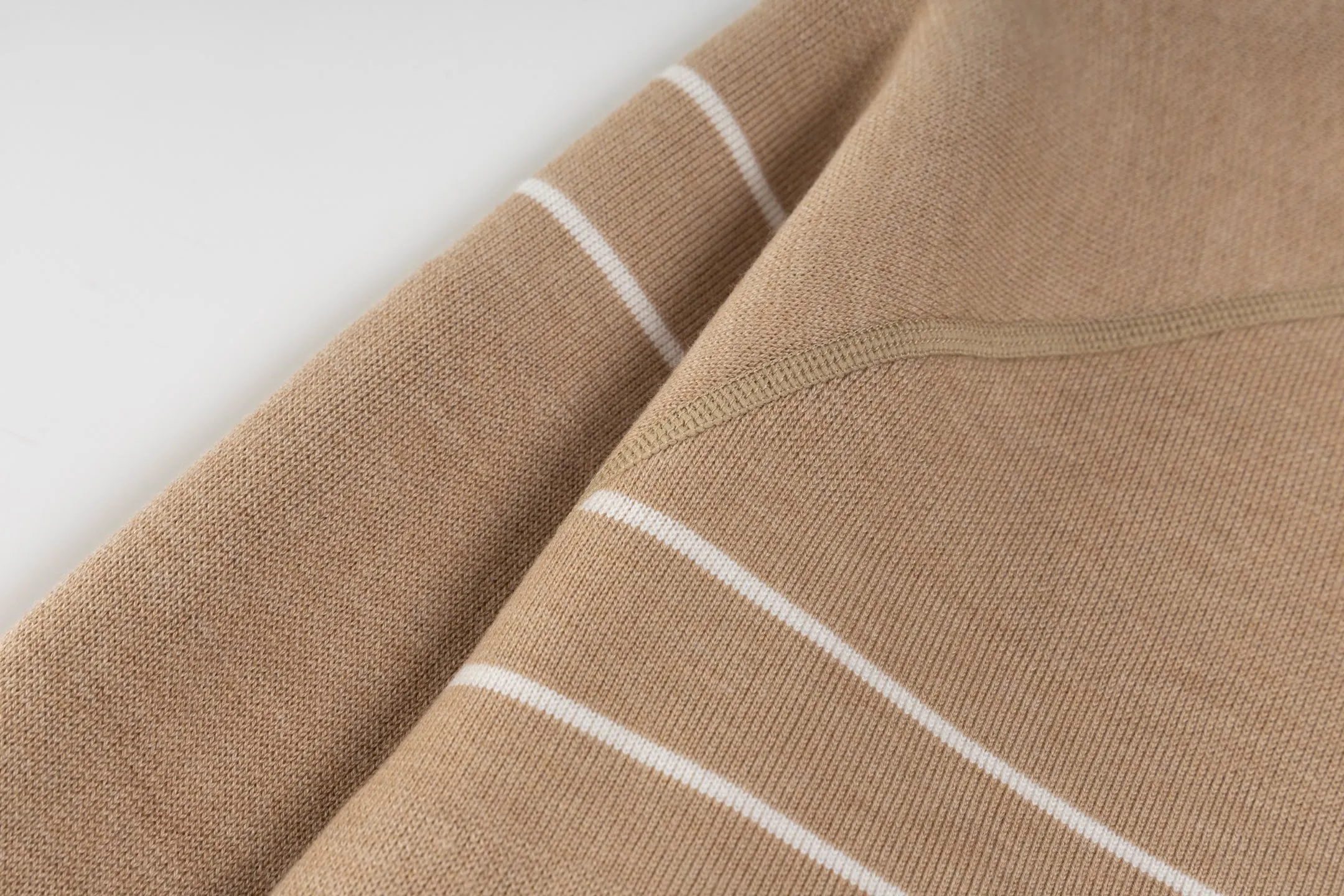 🅿️500 [Exclusive supply] CD 25FW presbyopic reversible cashmere crew neck sweater (khaki). The fabric is made of top-quality cashmere yarn. The new autumn and winter Oblique jacquard knitted cashmere sweater adopts a reversible design and is made of selected high-quality cashmere materials. After fine weaving process, it presents a soft and comfortable touch and excellent thermal insulation performance. The iconic Oblique jacquard pattern is perfectly presented through precision knitting technology. It can be worn on both sides, showing different style charms. The round neck design is simple and elegant, suitable for various matching occasions. Exquisite knitting technology ensures that the clothes are not easily deformed and remain crisp and long-lasting. The double-sided design concept reflects DIOR's perfect balance of practicality and fashion. Each sweater undergoes strict quality inspection to ensure that the quality meets the brand's consistently high standards. This knitted item combines warmth and style, making it an exquisite addition to your autumn and winter wardrobe. Size:S/M/L