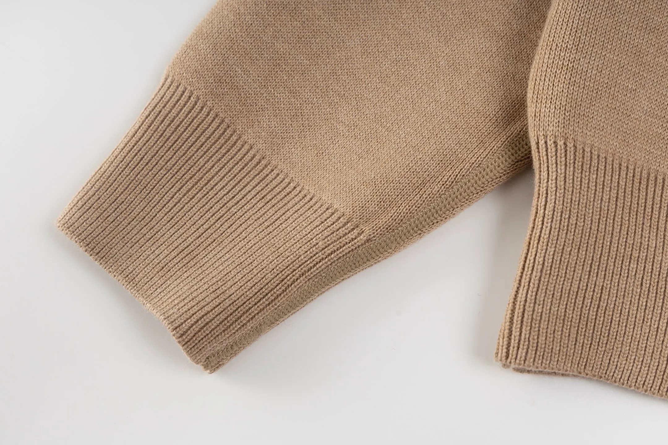 🅿️500 [Exclusive supply] CD 25FW presbyopic reversible cashmere crew neck sweater (khaki). The fabric is made of top-quality cashmere yarn. The new autumn and winter Oblique jacquard knitted cashmere sweater adopts a reversible design and is made of selected high-quality cashmere materials. After fine weaving process, it presents a soft and comfortable touch and excellent thermal insulation performance. The iconic Oblique jacquard pattern is perfectly presented through precision knitting technology. It can be worn on both sides, showing different style charms. The round neck design is simple and elegant, suitable for various matching occasions. Exquisite knitting technology ensures that the clothes are not easily deformed and remain crisp and long-lasting. The double-sided design concept reflects DIOR's perfect balance of practicality and fashion. Each sweater undergoes strict quality inspection to ensure that the quality meets the brand's consistently high standards. This knitted item combines warmth and style, making it an exquisite addition to your autumn and winter wardrobe. Size:S/M/L