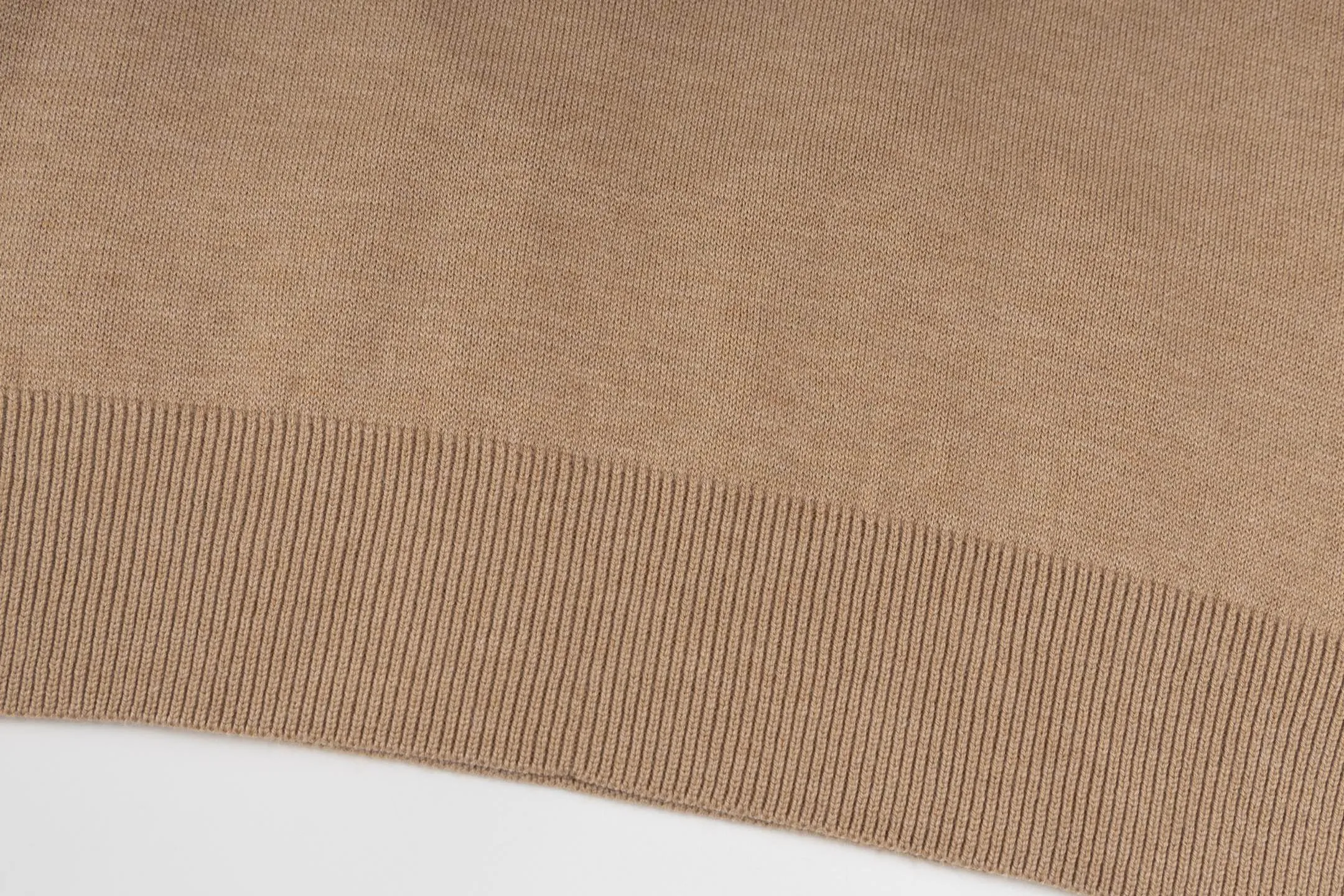 🅿️500 [Exclusive supply] CD 25FW presbyopic reversible cashmere crew neck sweater (khaki). The fabric is made of top-quality cashmere yarn. The new autumn and winter Oblique jacquard knitted cashmere sweater adopts a reversible design and is made of selected high-quality cashmere materials. After fine weaving process, it presents a soft and comfortable touch and excellent thermal insulation performance. The iconic Oblique jacquard pattern is perfectly presented through precision knitting technology. It can be worn on both sides, showing different style charms. The round neck design is simple and elegant, suitable for various matching occasions. Exquisite knitting technology ensures that the clothes are not easily deformed and remain crisp and long-lasting. The double-sided design concept reflects DIOR's perfect balance of practicality and fashion. Each sweater undergoes strict quality inspection to ensure that the quality meets the brand's consistently high standards. This knitted item combines warmth and style, making it an exquisite addition to your autumn and winter wardrobe. Size:S/M/L