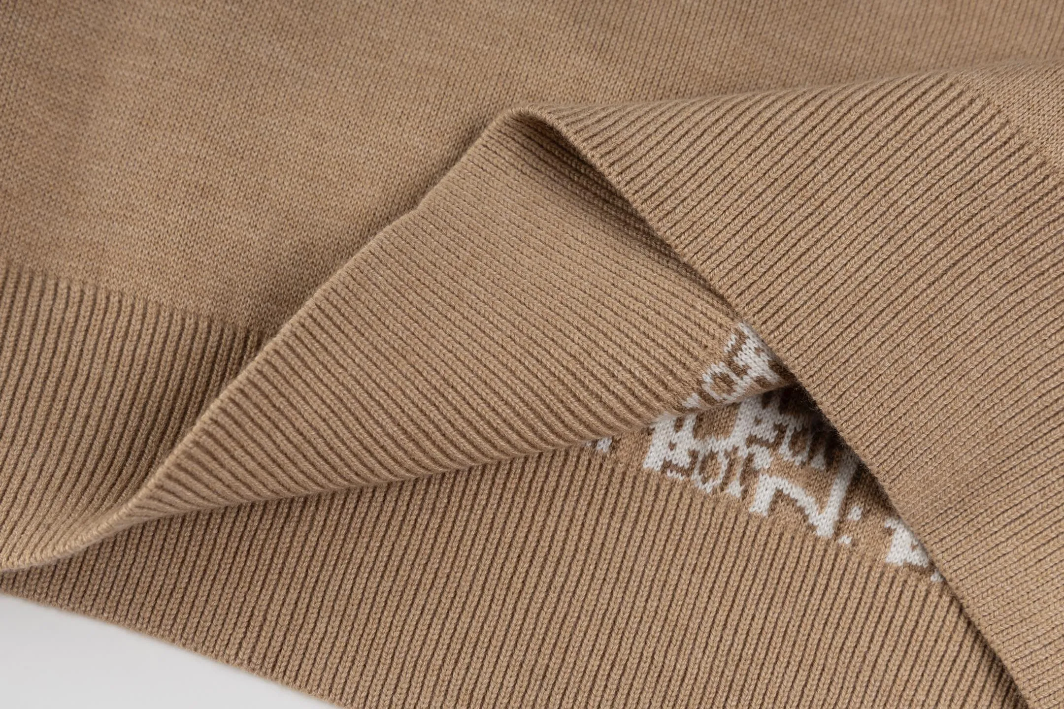 🅿️500 [Exclusive supply] CD 25FW presbyopic reversible cashmere crew neck sweater (khaki). The fabric is made of top-quality cashmere yarn. The new autumn and winter Oblique jacquard knitted cashmere sweater adopts a reversible design and is made of selected high-quality cashmere materials. After fine weaving process, it presents a soft and comfortable touch and excellent thermal insulation performance. The iconic Oblique jacquard pattern is perfectly presented through precision knitting technology. It can be worn on both sides, showing different style charms. The round neck design is simple and elegant, suitable for various matching occasions. Exquisite knitting technology ensures that the clothes are not easily deformed and remain crisp and long-lasting. The double-sided design concept reflects DIOR's perfect balance of practicality and fashion. Each sweater undergoes strict quality inspection to ensure that the quality meets the brand's consistently high standards. This knitted item combines warmth and style, making it an exquisite addition to your autumn and winter wardrobe. Size:S/M/L
