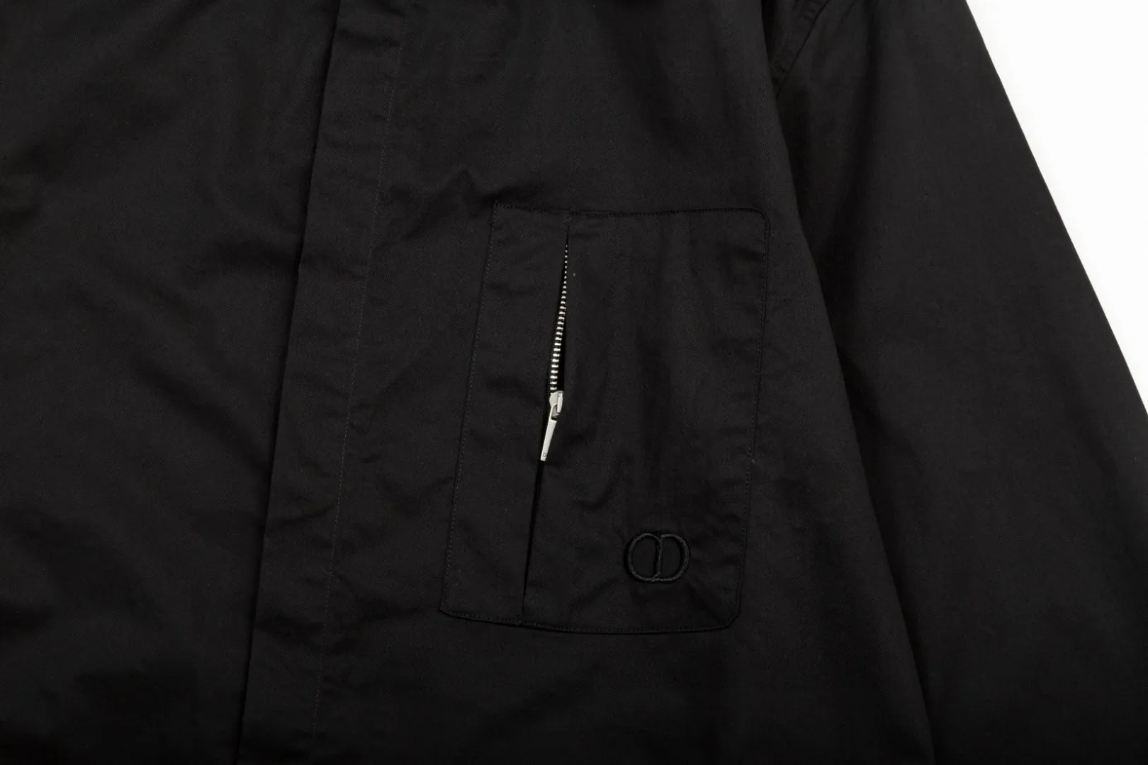 🅿️286 DIOR 🔥Breaking news, chest zipper pocket CD letter Logo embroidered long-sleeved shirt, 2024ss official website new long-sleeved shirt, exquisite embroidered logo, high-end version, in-store customized fabrics, highly breathable and comfortable, exquisitely crafted, with impeccable detail processing, ✅customized logo engraved buttons, complete with three labels. Brand element design concept reflects high quality. It feels delicate and soft! It presents a casual cut and the upper body shape is great! 🐉Code number: M-XXL