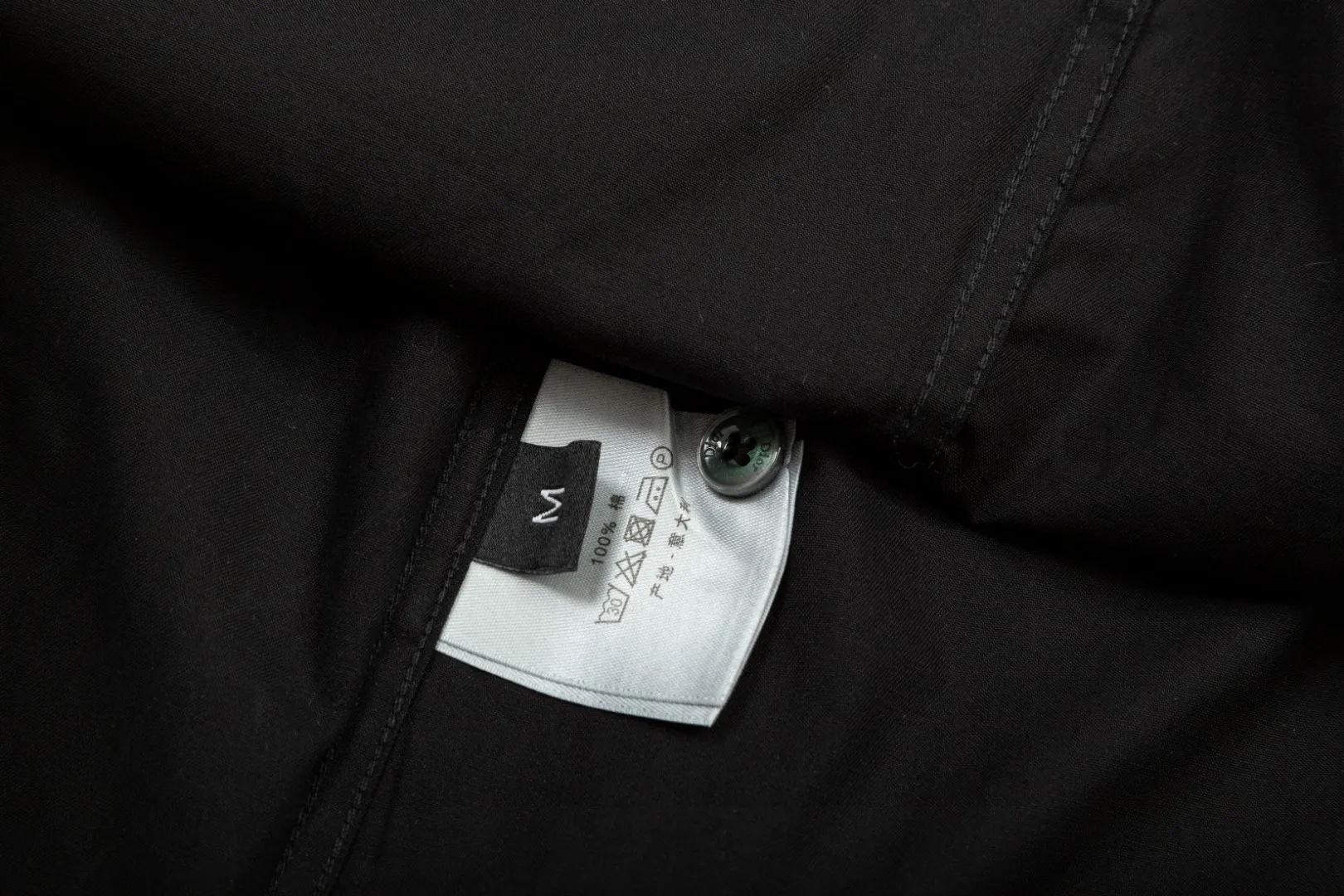 🅿️286 DIOR 🔥Breaking news, chest zipper pocket CD letter Logo embroidered long-sleeved shirt, 2024ss official website new long-sleeved shirt, exquisite embroidered logo, high-end version, in-store customized fabrics, highly breathable and comfortable, exquisitely crafted, with impeccable detail processing, ✅customized logo engraved buttons, complete with three labels. Brand element design concept reflects high quality. It feels delicate and soft! It presents a casual cut and the upper body shape is great! 🐉Code number: M-XXL