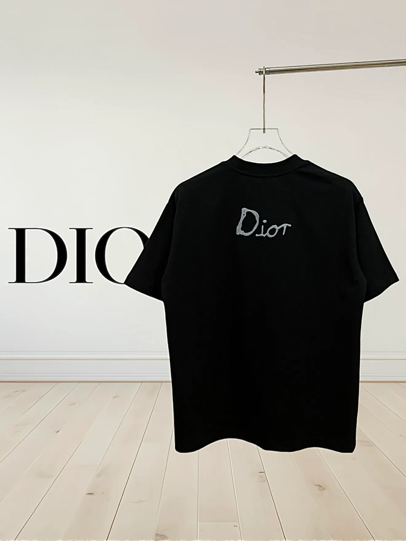 🅿️190 [Higher version] Dior Dior micro wide version 25ss new exclusive limited edition chest, three-dimensional embroidered patch letters🪡 embroidery pattern and embroidered logo in English on the back panel, and embroidered bee logo on the front and side. As the leader in the luxury world, d house is well-deserved. The first thing that catches the eye is the loose and comfortable black and white solid color styles~~ The ribbed round collar has become the best modification of its version, while d house has the upper body logo listed on the chest, and the unique letter logo patch embroidery design highlights the texture! The most traditional modification method combined with the simplest color scale contrast forms the strongest and direct contrast, and this is often the most concise and clear minimalist modification method~~A nostalgic classic atmosphere also spreads in this work inadvertently! Salute to a historic year! Coupled with the blessing of 320 grams of cotton material, both the upper body comfort and the existence are unparalleled. It can be said to be a must-have companion in summer. The excellent breathability and comfortable wearing feeling are unparalleled~ Recommended! ! Color: black and white, two colors Size: s-xL