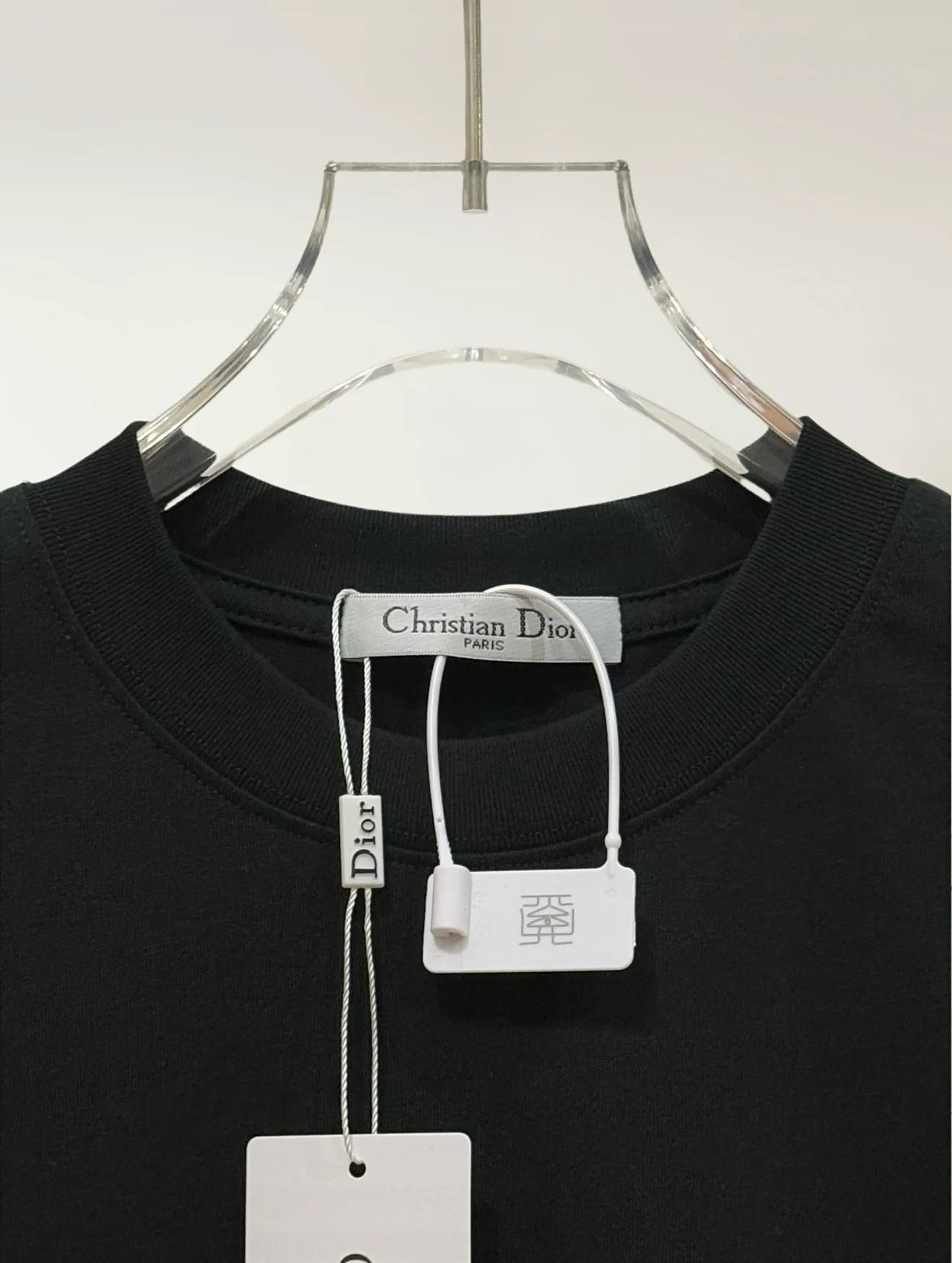 🅿️190 [Higher version] Dior Dior micro wide version 25ss new exclusive limited edition chest, three-dimensional embroidered patch letters🪡 embroidery pattern and embroidered logo in English on the back panel, and embroidered bee logo on the front and side. As the leader in the luxury world, d house is well-deserved. The first thing that catches the eye is the loose and comfortable black and white solid color styles~~ The ribbed round collar has become the best modification of its version, while d house has the upper body logo listed on the chest, and the unique letter logo patch embroidery design highlights the texture! The most traditional modification method combined with the simplest color scale contrast forms the strongest and direct contrast, and this is often the most concise and clear minimalist modification method~~A nostalgic classic atmosphere also spreads in this work inadvertently! Salute to a historic year! Coupled with the blessing of 320 grams of cotton material, both the upper body comfort and the existence are unparalleled. It can be said to be a must-have companion in summer. The excellent breathability and comfortable wearing feeling are unparalleled~ Recommended! ! Color: black and white, two colors Size: s-xL