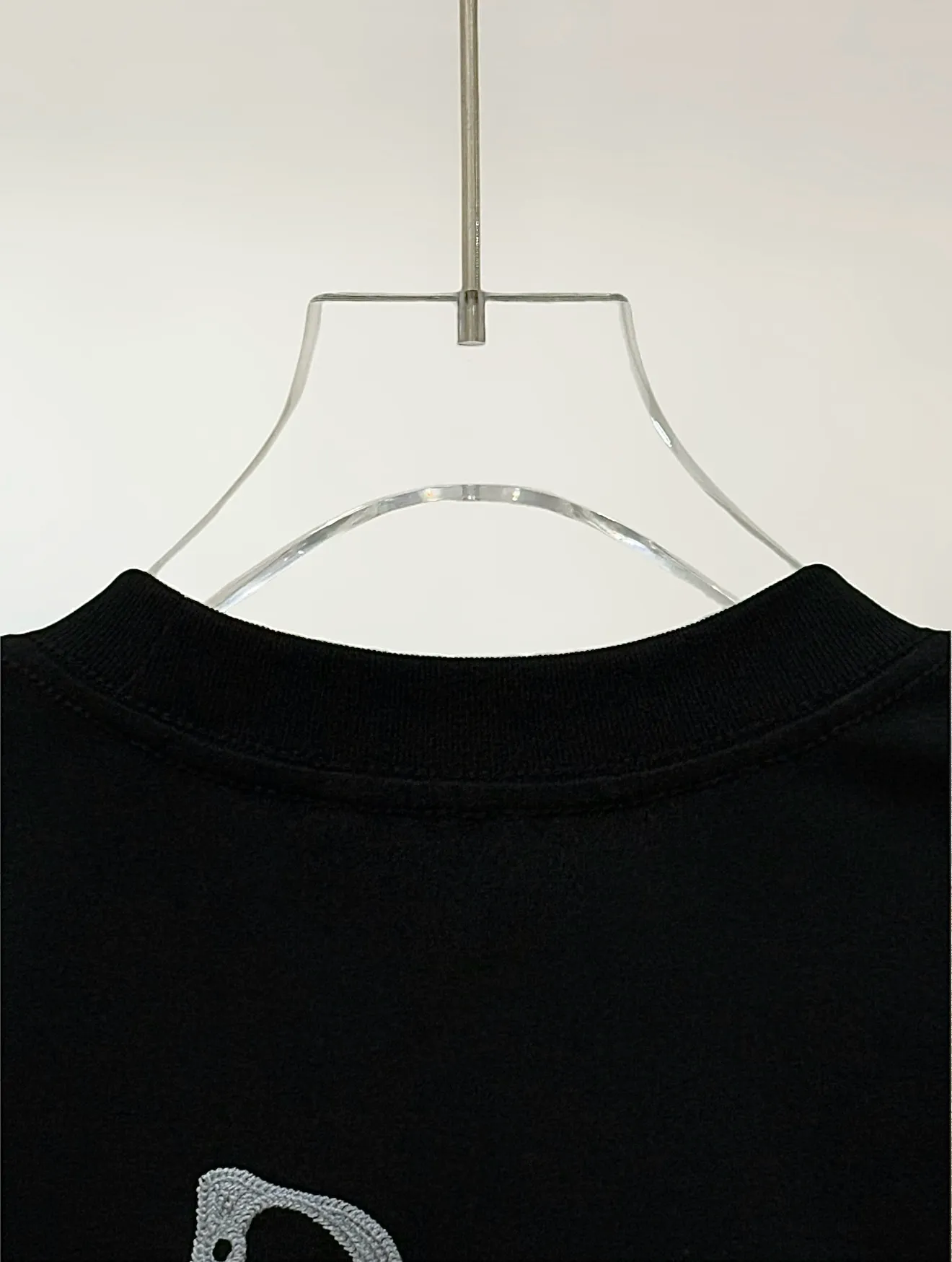 🅿️190 [Higher version] Dior Dior micro wide version 25ss new exclusive limited edition chest, three-dimensional embroidered patch letters🪡 embroidery pattern and embroidered logo in English on the back panel, and embroidered bee logo on the front and side. As the leader in the luxury world, d house is well-deserved. The first thing that catches the eye is the loose and comfortable black and white solid color styles~~ The ribbed round collar has become the best modification of its version, while d house has the upper body logo listed on the chest, and the unique letter logo patch embroidery design highlights the texture! The most traditional modification method combined with the simplest color scale contrast forms the strongest and direct contrast, and this is often the most concise and clear minimalist modification method~~A nostalgic classic atmosphere also spreads in this work inadvertently! Salute to a historic year! Coupled with the blessing of 320 grams of cotton material, both the upper body comfort and the existence are unparalleled. It can be said to be a must-have companion in summer. The excellent breathability and comfortable wearing feeling are unparalleled~ Recommended! ! Color: black and white, two colors Size: s-xL