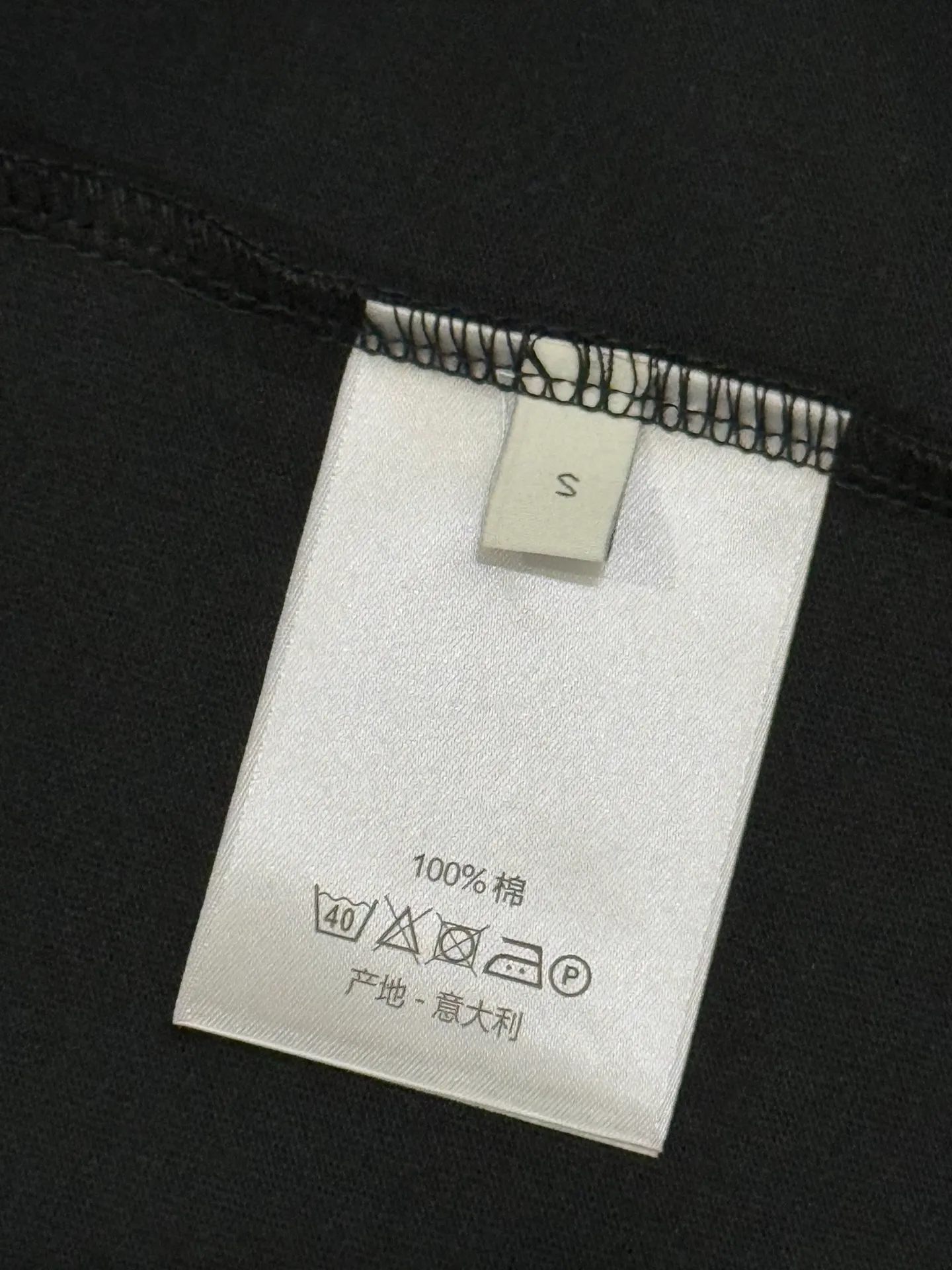 🅿️190 [Higher version] Dior Dior micro wide version 25ss new exclusive limited edition chest, three-dimensional embroidered patch letters🪡 embroidery pattern and embroidered logo in English on the back panel, and embroidered bee logo on the front and side. As the leader in the luxury world, d house is well-deserved. The first thing that catches the eye is the loose and comfortable black and white solid color styles~~ The ribbed round collar has become the best modification of its version, while d house has the upper body logo listed on the chest, and the unique letter logo patch embroidery design highlights the texture! The most traditional modification method combined with the simplest color scale contrast forms the strongest and direct contrast, and this is often the most concise and clear minimalist modification method~~A nostalgic classic atmosphere also spreads in this work inadvertently! Salute to a historic year! Coupled with the blessing of 320 grams of cotton material, both the upper body comfort and the existence are unparalleled. It can be said to be a must-have companion in summer. The excellent breathability and comfortable wearing feeling are unparalleled~ Recommended! ! Color: black and white, two colors Size: s-xL