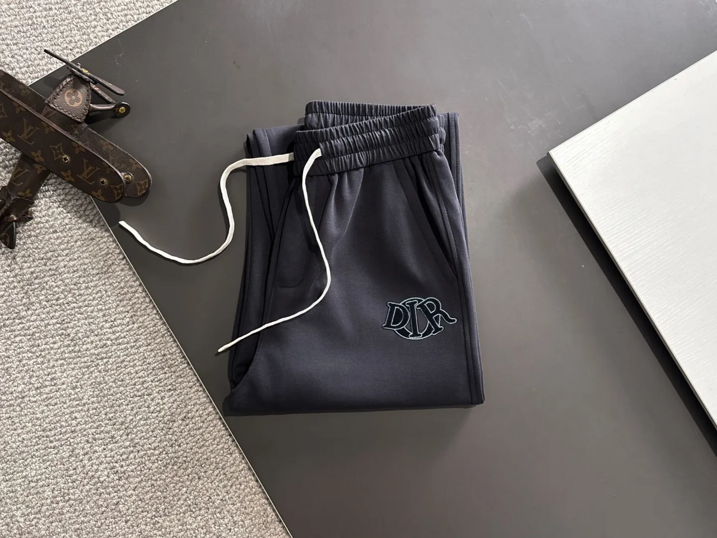 🅿️400 next day shipping Dior 2025 spring and summer new elastic band casual pants, thin counter custom fabrics, high breathability and comfort, impeccable details, brand element design concept, reflecting high quality. It feels delicate and soft! It presents a casual cut and the upper body shape is great! Size: M-4XL