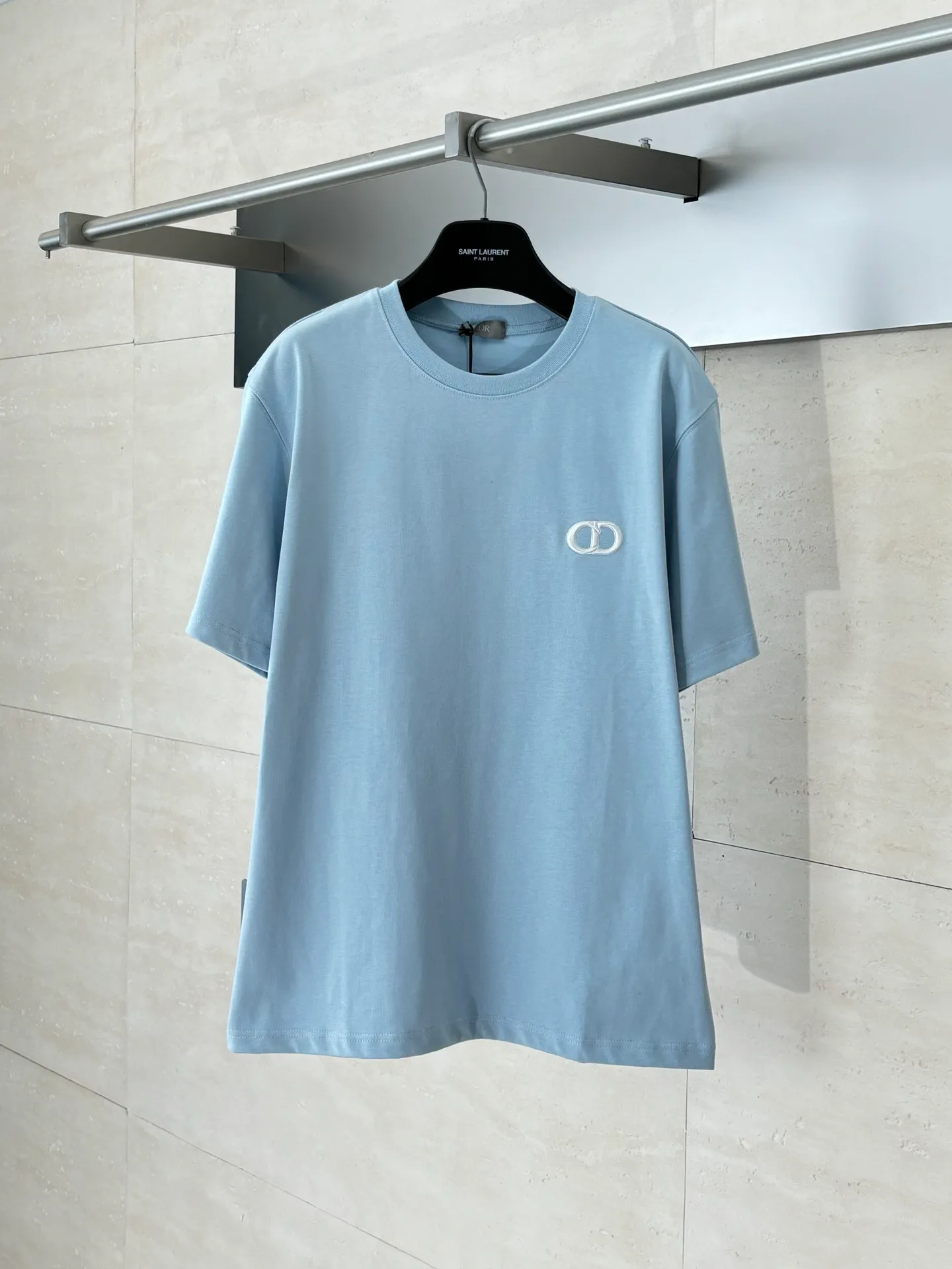 🅿️250 Dio*/Dior 25Ss new three-dimensional embroidered short-sleeved T-shirt. The fabric is made of double-yarn combed cotton compactly spun yarn with a weight of 280g. Matching color matching 32s double-yarn flat machine 1*1 woven rib. Soft, comfortable and non-deformable. The front LOGO is embroidered with a Japanese imported Tajima embroidery machine. The computer automatically trims the thread between the m letters without leaving any thread tails. The visual effect is beautiful and simple, and the details are in place. Size: S/M/L