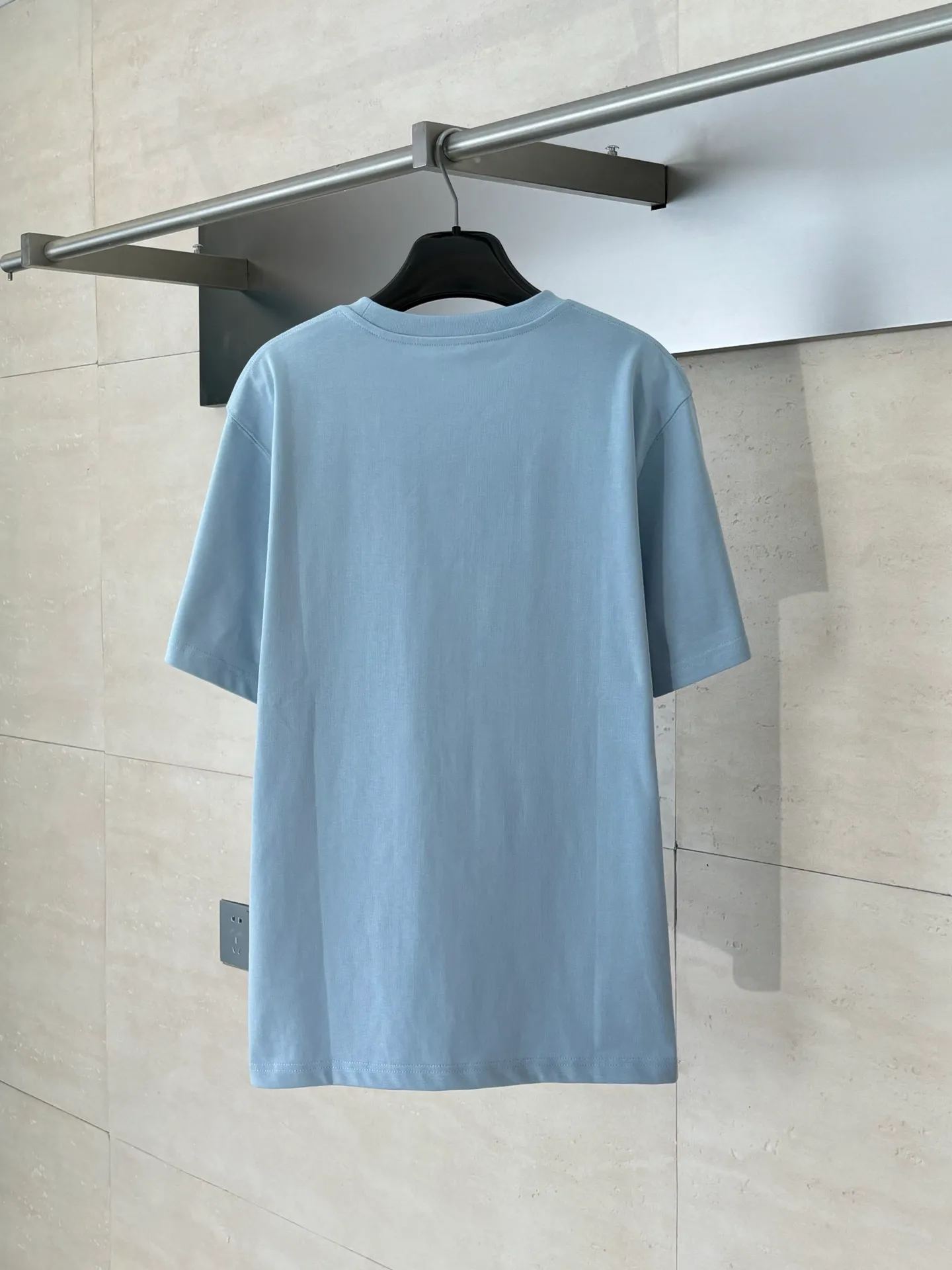 🅿️250 Dio*/Dior 25Ss new three-dimensional embroidered short-sleeved T-shirt. The fabric is made of double-yarn combed cotton compactly spun yarn with a weight of 280g. Matching color matching 32s double-yarn flat machine 1*1 woven rib. Soft, comfortable and non-deformable. The front LOGO is embroidered with a Japanese imported Tajima embroidery machine. The computer automatically trims the thread between the m letters without leaving any thread tails. The visual effect is beautiful and simple, and the details are in place. Size: S/M/L