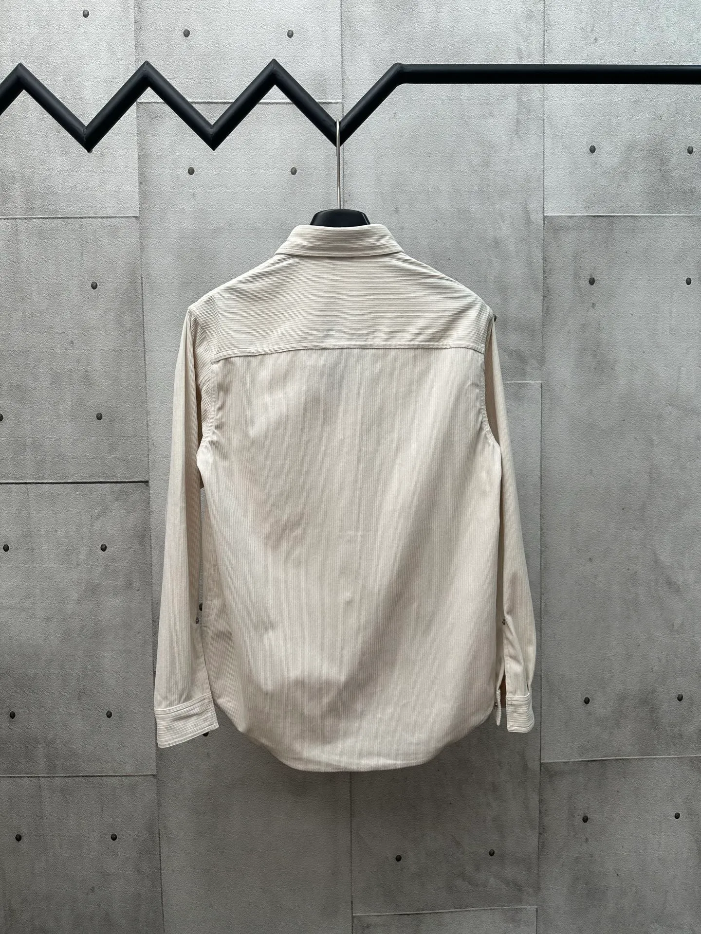 🅿️420 Di*r 2025FW new autumn and winter style Lapel casual long-sleeved shirt jacket Inspired by the Dior love logo Customized off-white cotton corduroy fabric Two chest patch pockets Unilateral letter embroidery Dior logo metal snap closure Arc-style bottom details Casual style Unisex Size: S M L XL