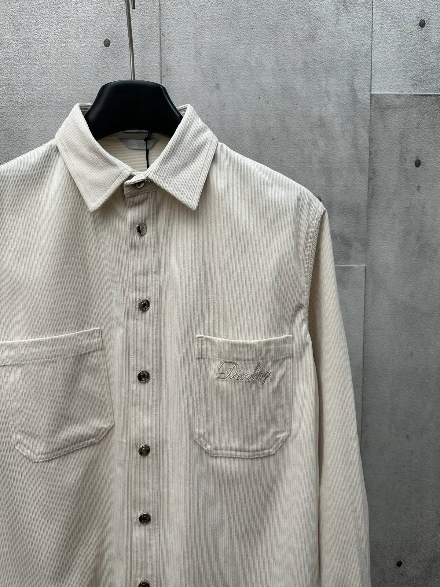 🅿️420 Di*r 2025FW new autumn and winter style Lapel casual long-sleeved shirt jacket Inspired by the Dior love logo Customized off-white cotton corduroy fabric Two chest patch pockets Unilateral letter embroidery Dior logo metal snap closure Arc-style bottom details Casual style Unisex Size: S M L XL