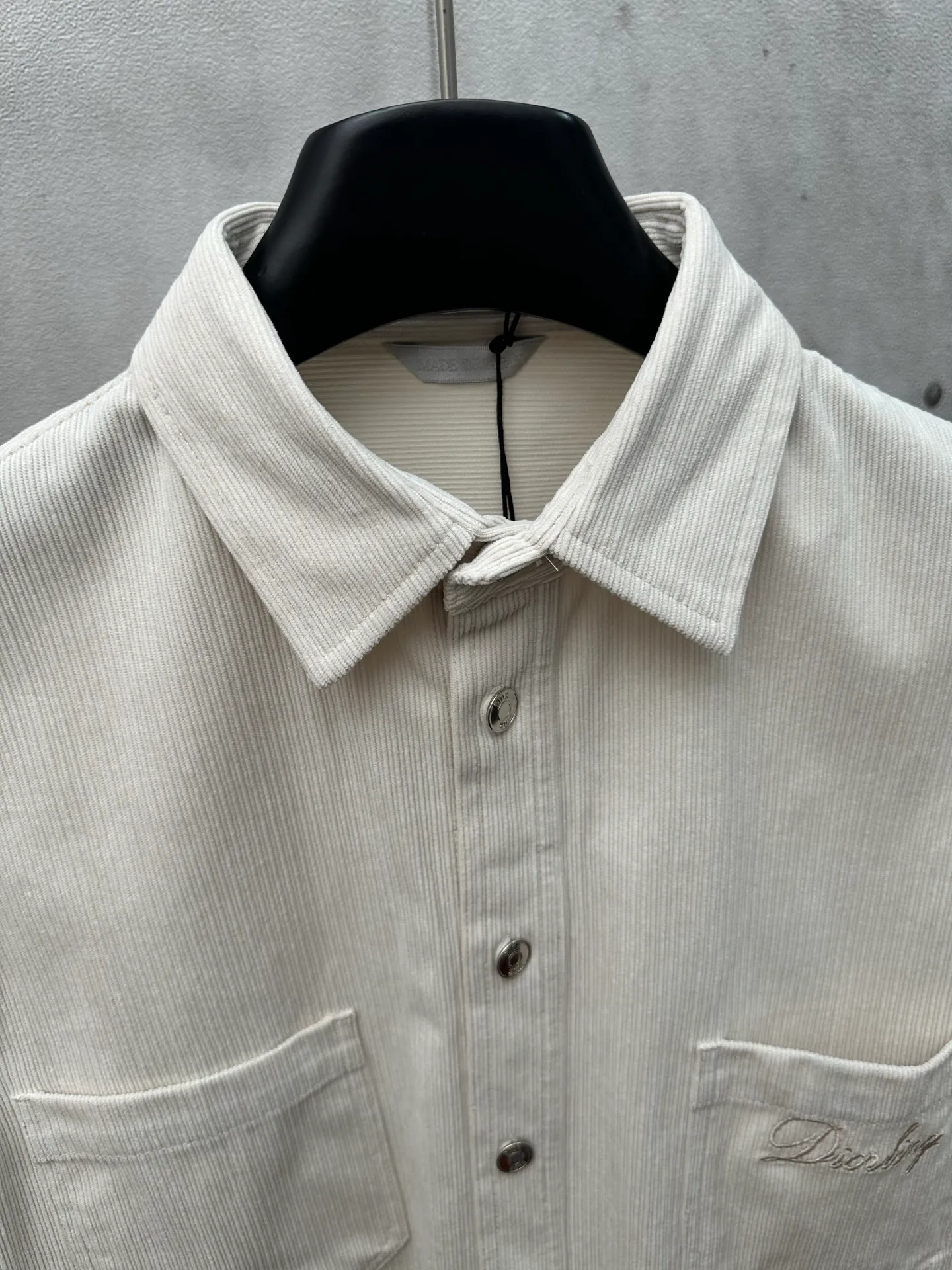 🅿️420 Di*r 2025FW new autumn and winter style Lapel casual long-sleeved shirt jacket Inspired by the Dior love logo Customized off-white cotton corduroy fabric Two chest patch pockets Unilateral letter embroidery Dior logo metal snap closure Arc-style bottom details Casual style Unisex Size: S M L XL
