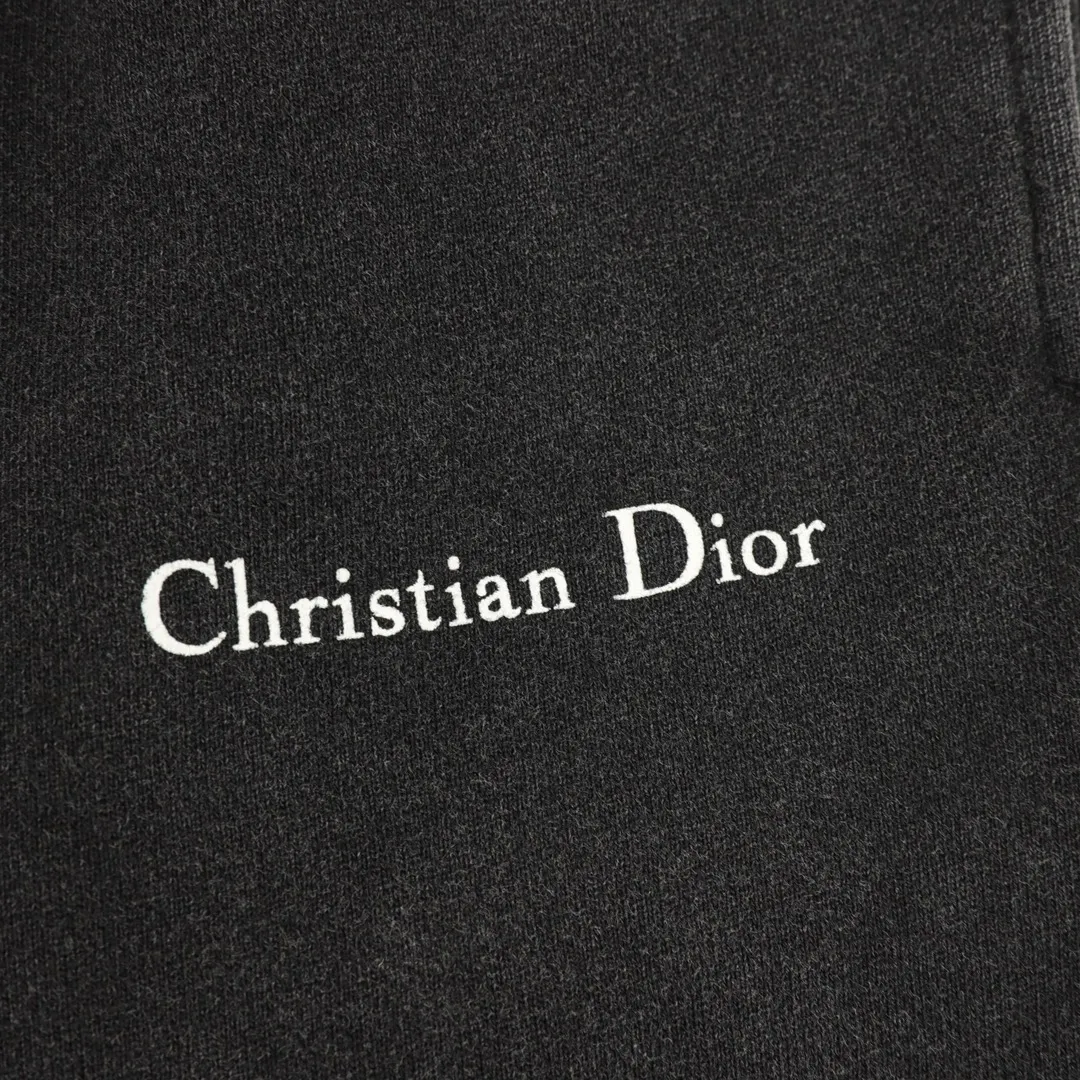 🅿️500 DIOR/Dior washed letter printed webbing trousers are made of 26-count combed cotton + 10-count 100% cotton, with a weight of 340G. The fabric is made of high-quality domestic Xinjiang cotton yarn. Xinjiang cotton is recognized as a superior material among domestic cotton. The fabric is woven using the internationally recognized Fukuhara knitting machine. The fabric has clear texture, good resilience, strong wrinkle resistance, good abrasion resistance and breathability. It is close to the skin, not easy to loosen and has a long-lasting wide effect. The fabric has good gloss, strength and wear resistance, small shrinkage and a good skeleton feel. The pure cotton cloth is produced by air flow liquid cylinder. The environmentally friendly dyeing meets the national first-class product requirements. It is not easy to fade and is not prone to creases and claw marks. It can be worn all year round: the sewing machine needle uses No. 9 round-head needles, which will not puncture or break the fibers of the fabric, and the thread density is 3CM/14 needles, which is tight, not loose, and not sparse; the sewing thread uses imported oil-proof treated thread, and there will be no oil stains; the car is an imported car with a silver sword and a knife, which does not eat or leave any cloth. It has a full sense of high brand quality! size：XS-L