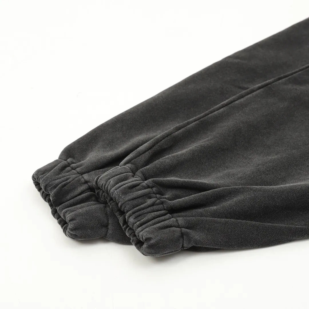 🅿️500 DIOR/Dior washed letter printed webbing trousers are made of 26-count combed cotton + 10-count 100% cotton, with a weight of 340G. The fabric is made of high-quality domestic Xinjiang cotton yarn. Xinjiang cotton is recognized as a superior material among domestic cotton. The fabric is woven using the internationally recognized Fukuhara knitting machine. The fabric has clear texture, good resilience, strong wrinkle resistance, good abrasion resistance and breathability. It is close to the skin, not easy to loosen and has a long-lasting wide effect. The fabric has good gloss, strength and wear resistance, small shrinkage and a good skeleton feel. The pure cotton cloth is produced by air flow liquid cylinder. The environmentally friendly dyeing meets the national first-class product requirements. It is not easy to fade and is not prone to creases and claw marks. It can be worn all year round: the sewing machine needle uses No. 9 round-head needles, which will not puncture or break the fibers of the fabric, and the thread density is 3CM/14 needles, which is tight, not loose, and not sparse; the sewing thread uses imported oil-proof treated thread, and there will be no oil stains; the car is an imported car with a silver sword and a knife, which does not eat or leave any cloth. It has a full sense of high brand quality! size：XS-L