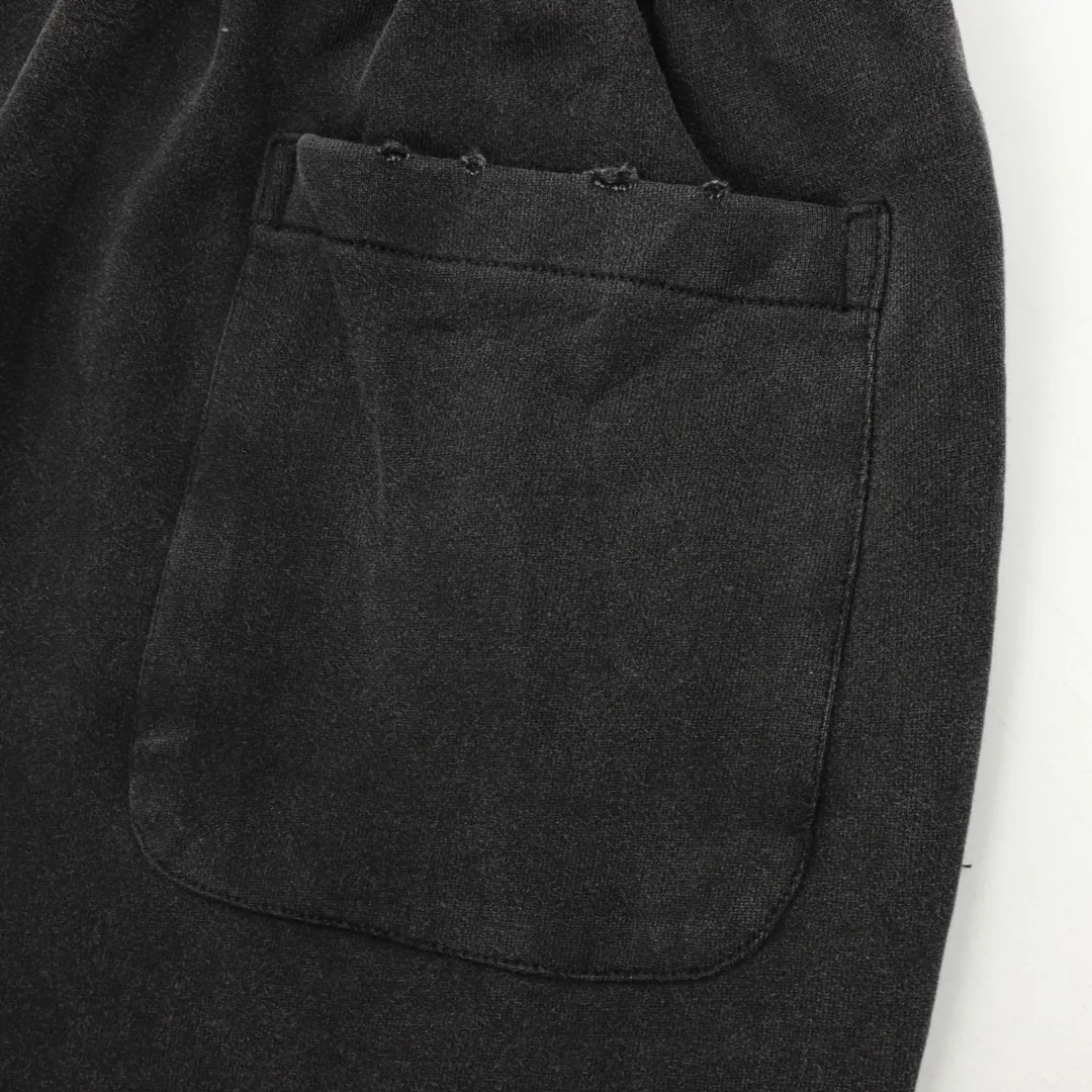 🅿️500 DIOR/Dior washed letter printed webbing trousers are made of 26-count combed cotton + 10-count 100% cotton, with a weight of 340G. The fabric is made of high-quality domestic Xinjiang cotton yarn. Xinjiang cotton is recognized as a superior material among domestic cotton. The fabric is woven using the internationally recognized Fukuhara knitting machine. The fabric has clear texture, good resilience, strong wrinkle resistance, good abrasion resistance and breathability. It is close to the skin, not easy to loosen and has a long-lasting wide effect. The fabric has good gloss, strength and wear resistance, small shrinkage and a good skeleton feel. The pure cotton cloth is produced by air flow liquid cylinder. The environmentally friendly dyeing meets the national first-class product requirements. It is not easy to fade and is not prone to creases and claw marks. It can be worn all year round: the sewing machine needle uses No. 9 round-head needles, which will not puncture or break the fibers of the fabric, and the thread density is 3CM/14 needles, which is tight, not loose, and not sparse; the sewing thread uses imported oil-proof treated thread, and there will be no oil stains; the car is an imported car with a silver sword and a knife, which does not eat or leave any cloth. It has a full sense of high brand quality! size：XS-L