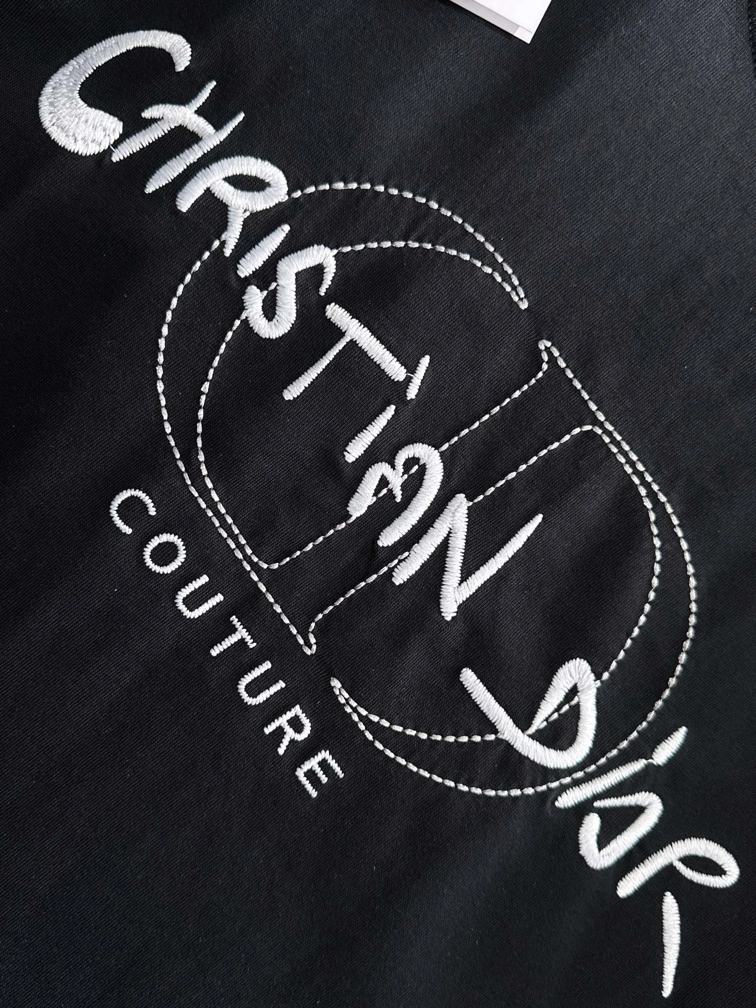 🅿️170 (arrives the next day) Dior 2025 new artistic embroidered letter logo, same style for men and women, short-sleeved T-shirt ·Customized 260g 100% double yarn pure cotton fabric ·Imported Tajima machine embroidery technology ·Custom dyed 32 double-strand threads ·Collar label, hangtag, main mark and three labels complete Color: black Size: XS S M L