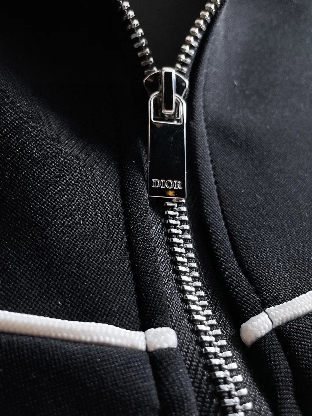 🅿️720 Dior hot-selling suit is coming. Focus on the original version of the official website. 2025 new hot-selling cardigan suit. The original order is the best. 🇭🇰The meticulous work of top designers. It has a fitting and perfect upper body effect. All-natural high-quality Tencel Roman cotton 100%, close-fitting comfort, noble and elegant! Original hardware embodies elegance and nobility! Counter size: M-3XL (maximum wear up to 190 pounds)