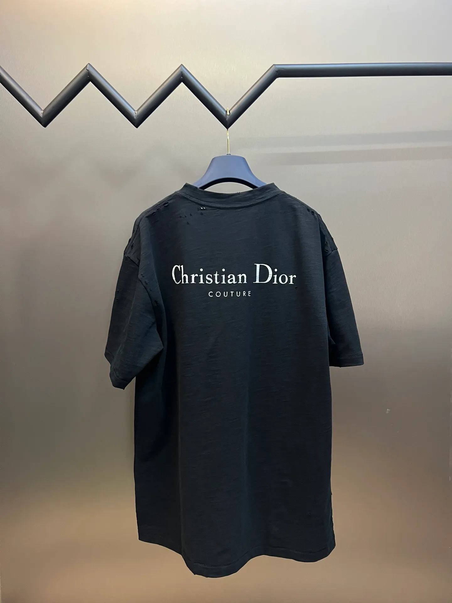 🅿️330 Dior ripped letter print short sleeves The fabric is made of 10s pure cotton slub plain fabric with a weight of 310g. This fabric is used as the collar, and the round collar is manually positioned on a flat machine. The front and back panels are printed with hand-made platen silk screen glue, and the film is engraved with laser dots to create a hollowed-out effect of missing letters. The clothes are designed with bifurcated sides, and the hems of the front and rear panels are cut with a special machine to pick the legs. There are lines on the surface to create a hollow effect. The entire garment is manually positioned and cut with holes, and the garment is fermented and washed to create a nostalgic effect. size：xs s m l