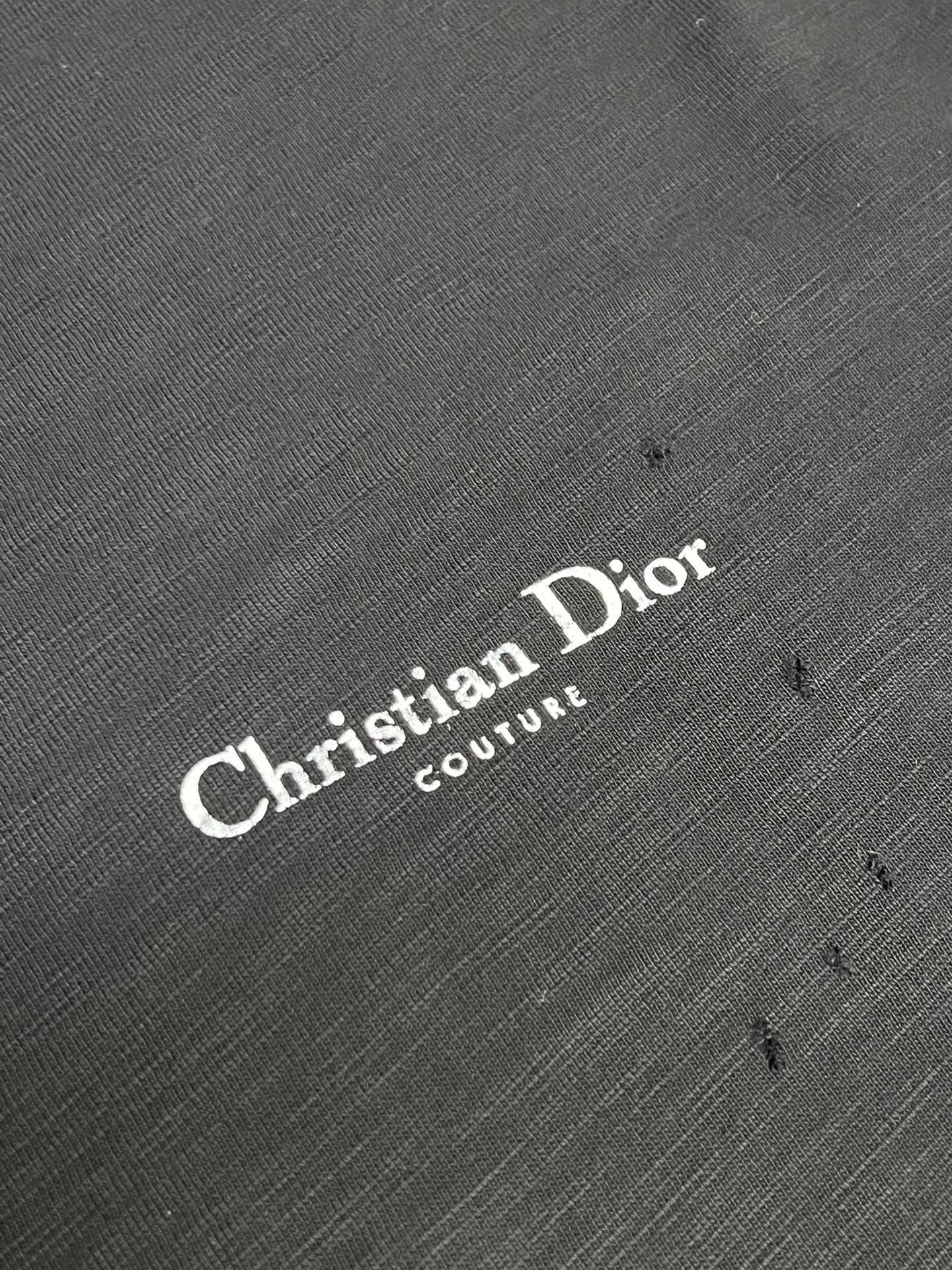 🅿️330 Dior ripped letter print short sleeves The fabric is made of 10s pure cotton slub plain fabric with a weight of 310g. This fabric is used as the collar, and the round collar is manually positioned on a flat machine. The front and back panels are printed with hand-made platen silk screen glue, and the film is engraved with laser dots to create a hollowed-out effect of missing letters. The clothes are designed with bifurcated sides, and the hems of the front and rear panels are cut with a special machine to pick the legs. There are lines on the surface to create a hollow effect. The entire garment is manually positioned and cut with holes, and the garment is fermented and washed to create a nostalgic effect. size：xs s m l