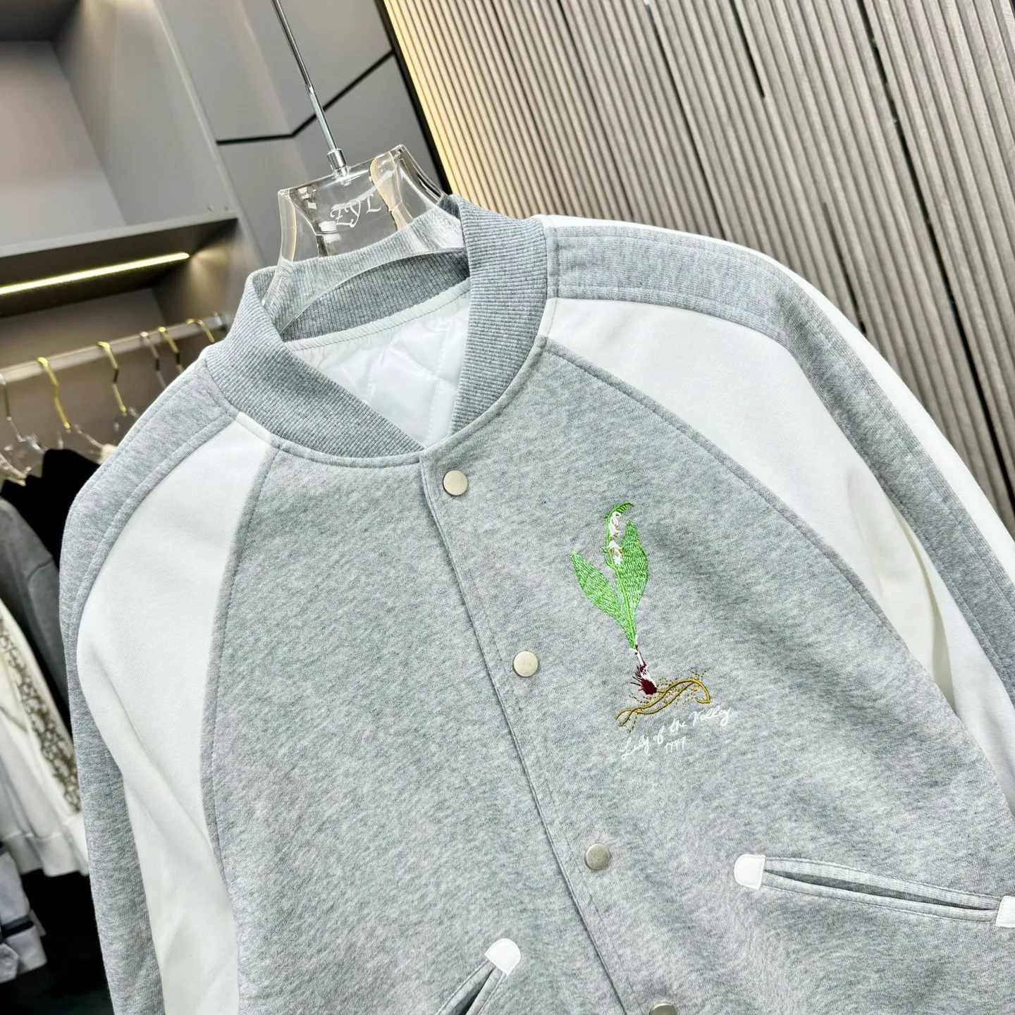 🅿️410 DIOR Dijia blue grass spliced ​​jacket. Trade channels are rare, and overseas boutiques are sold in limited quantities. A model of outdoor windbreaker products, the trademark with dark patterns all over the body highlights the brand recognition. This jacket is both warm and lightweight. The latest model is launched in the same style at the counter. The ultra-authentic upper body instantly transforms into an oppa. The simple and fashionable three-dimensional tailoring has unique craftsmanship. The upper body effect is excellent and shows a confident temperament. In addition to daily leisure, it can also be worn for outdoor sports. It is also a good choice for travel. It is relaxed and casual and shows a masculine temperament. Color: Black Size: S/M/L/XL/XXL