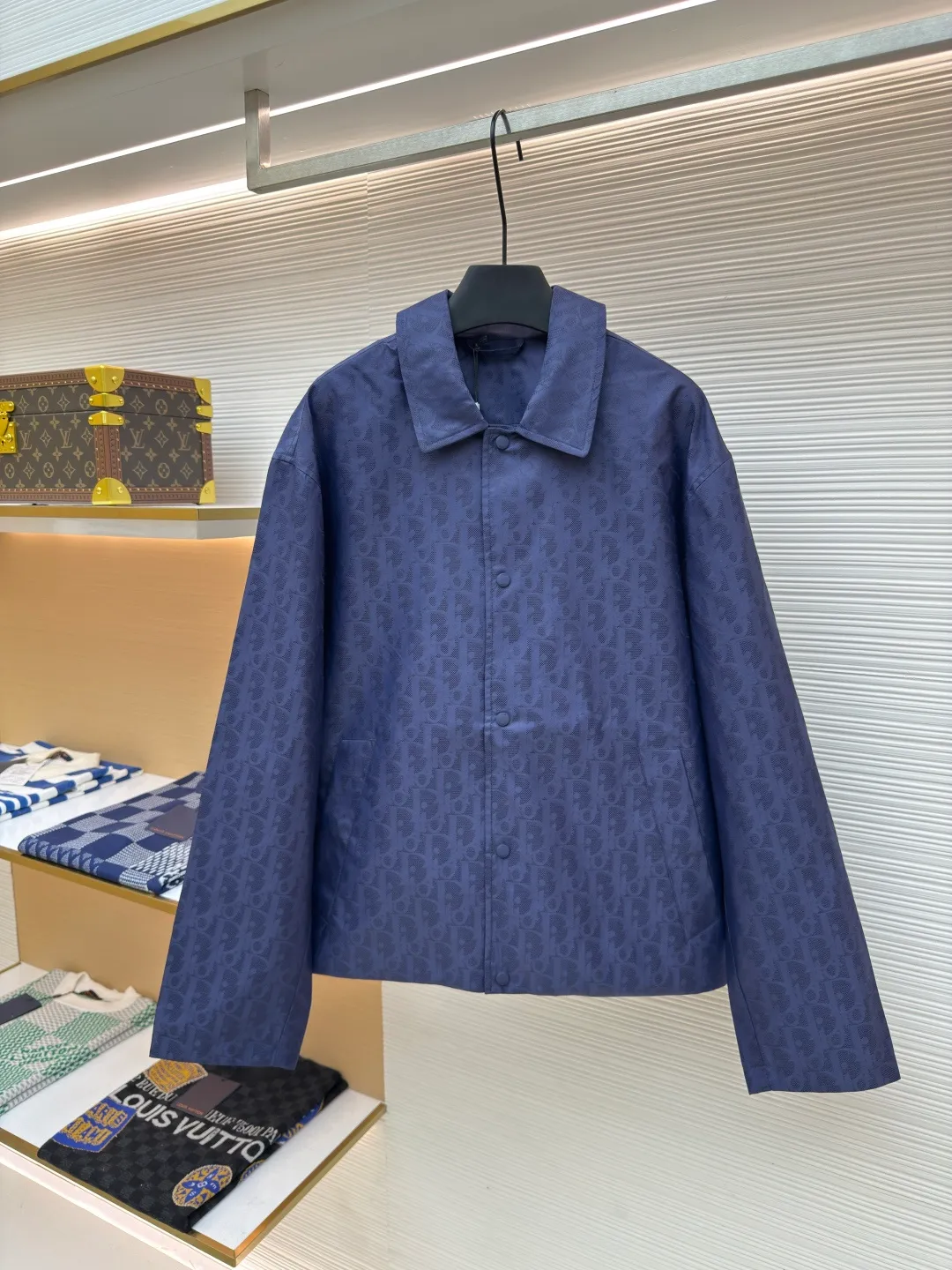 Dior blue technical jacquard jacket ●Authentic product: purchased and developed by 18292 ●Item number: 1680396-B70 ●Fabric: nylon fabric ●Technology: jacquard production ●Version: loose fit ●Weight: about 435 grams ●Size: 46-48-50-52 ●Description: Nylon fabric made of 100% nylon. The ultra-fine denier yarn is made through precision weaving technology to achieve a fabric density of 580 needles/square inch, which is lightweight while building a strong frame. The microporous structure is breathable and water-repellent, greatly improving the performance of the finished product in multiple occasions. Advanced laser jacquard technology is used to form a concave and convex texture on the surface of the fabric, with a strong three-dimensional effect and a more obvious 3D effect. The pattern is clear and delicate, and the color is full and even. The overall wiring is straight and delicate, the fabric is comfortable and soft, and the color is consistent without color difference. It can be matched with the same style to create a fashionable look and control various occasions. Customized accessories, complete with three standards, same style for men and women!
