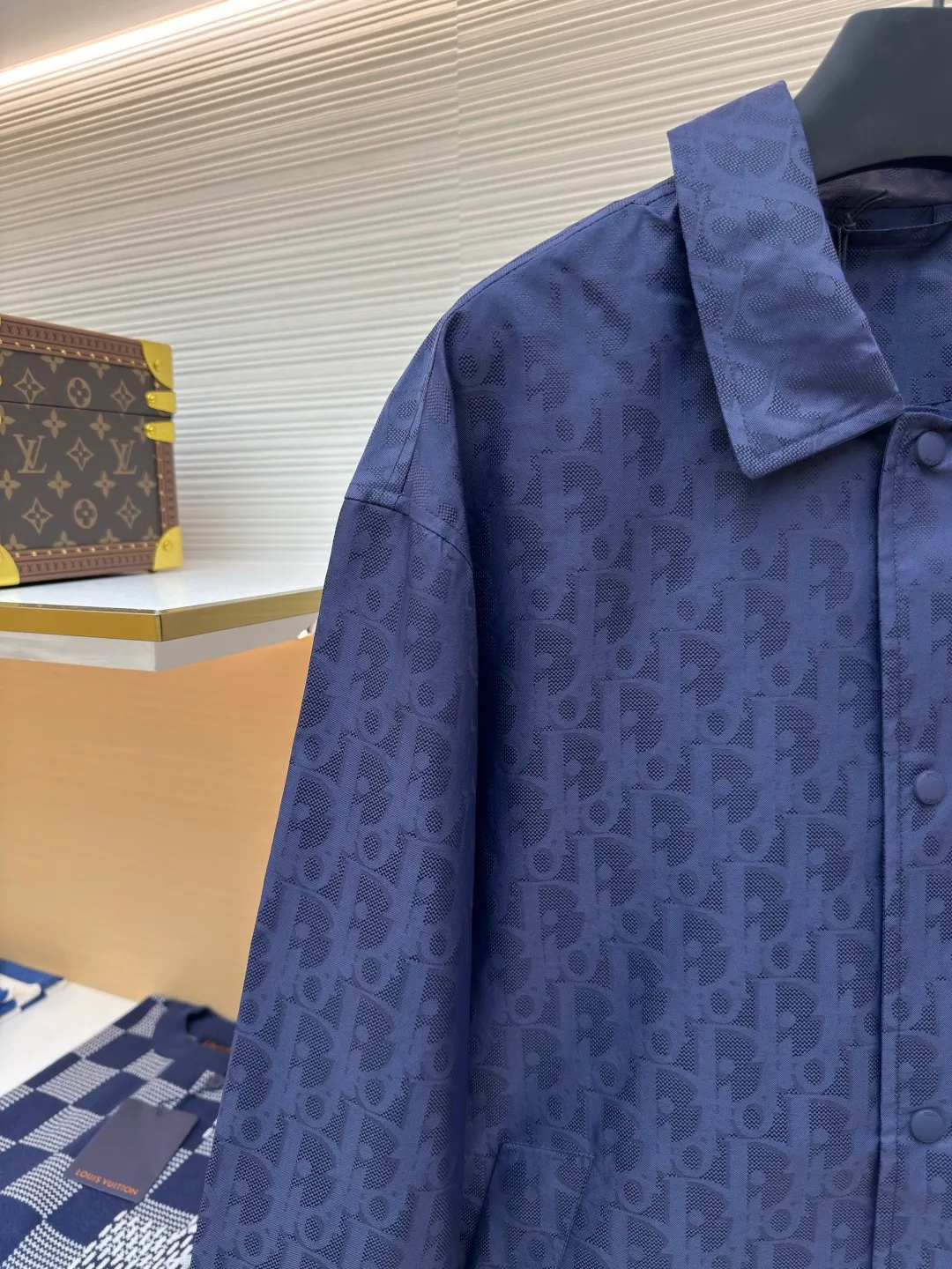 Dior blue technical jacquard jacket ●Authentic product: purchased and developed by 18292 ●Item number: 1680396-B70 ●Fabric: nylon fabric ●Technology: jacquard production ●Version: loose fit ●Weight: about 435 grams ●Size: 46-48-50-52 ●Description: Nylon fabric made of 100% nylon. The ultra-fine denier yarn is made through precision weaving technology to achieve a fabric density of 580 needles/square inch, which is lightweight while building a strong frame. The microporous structure is breathable and water-repellent, greatly improving the performance of the finished product in multiple occasions. Advanced laser jacquard technology is used to form a concave and convex texture on the surface of the fabric, with a strong three-dimensional effect and a more obvious 3D effect. The pattern is clear and delicate, and the color is full and even. The overall wiring is straight and delicate, the fabric is comfortable and soft, and the color is consistent without color difference. It can be matched with the same style to create a fashionable look and control various occasions. Customized accessories, complete with three standards, same style for men and women!