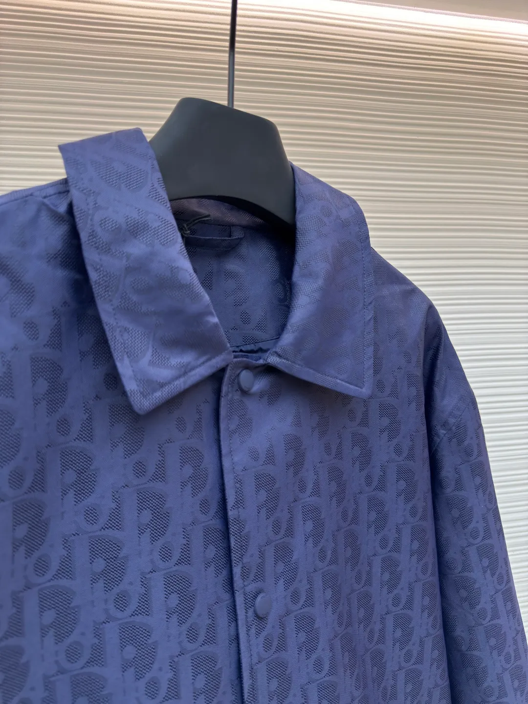 Dior blue technical jacquard jacket ●Authentic product: purchased and developed by 18292 ●Item number: 1680396-B70 ●Fabric: nylon fabric ●Technology: jacquard production ●Version: loose fit ●Weight: about 435 grams ●Size: 46-48-50-52 ●Description: Nylon fabric made of 100% nylon. The ultra-fine denier yarn is made through precision weaving technology to achieve a fabric density of 580 needles/square inch, which is lightweight while building a strong frame. The microporous structure is breathable and water-repellent, greatly improving the performance of the finished product in multiple occasions. Advanced laser jacquard technology is used to form a concave and convex texture on the surface of the fabric, with a strong three-dimensional effect and a more obvious 3D effect. The pattern is clear and delicate, and the color is full and even. The overall wiring is straight and delicate, the fabric is comfortable and soft, and the color is consistent without color difference. It can be matched with the same style to create a fashionable look and control various occasions. Customized accessories, complete with three standards, same style for men and women!