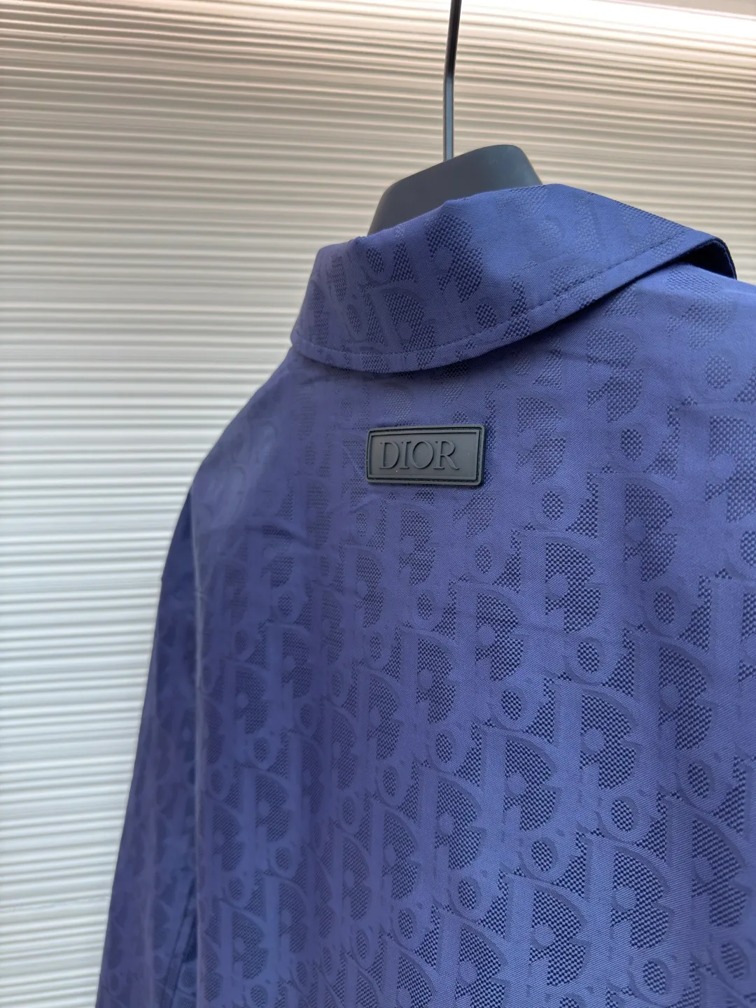 Dior blue technical jacquard jacket ●Authentic product: purchased and developed by 18292 ●Item number: 1680396-B70 ●Fabric: nylon fabric ●Technology: jacquard production ●Version: loose fit ●Weight: about 435 grams ●Size: 46-48-50-52 ●Description: Nylon fabric made of 100% nylon. The ultra-fine denier yarn is made through precision weaving technology to achieve a fabric density of 580 needles/square inch, which is lightweight while building a strong frame. The microporous structure is breathable and water-repellent, greatly improving the performance of the finished product in multiple occasions. Advanced laser jacquard technology is used to form a concave and convex texture on the surface of the fabric, with a strong three-dimensional effect and a more obvious 3D effect. The pattern is clear and delicate, and the color is full and even. The overall wiring is straight and delicate, the fabric is comfortable and soft, and the color is consistent without color difference. It can be matched with the same style to create a fashionable look and control various occasions. Customized accessories, complete with three standards, same style for men and women!