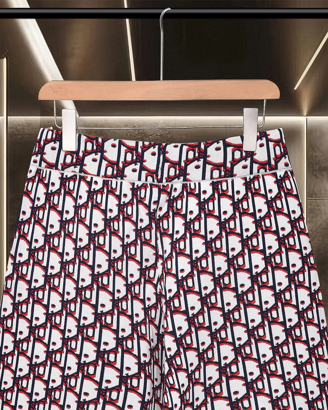 🅿️236 (shipped the next day) Dior/Dior CD classic jacquard barrage logo knitting technology, compact three-dimensional version, full flower stripe splicing Customized trouser cord hardware with strong texture, concave and convex three-dimensional sense, fashionable and casual 2025ss official website new original fabric Official same style Shorts customization Mesh sweater knitted fabric High-end version, counter customized fabric Highly breathable and comfortable, exquisitely crafted, with impeccable details, ✅customized logo-engraved buttons, complete with three labels. Brand element design concept reflects high quality. It feels delicate and soft! Presenting casual tailoring, the upper body shape is awesome🐍 Size: M-2XL