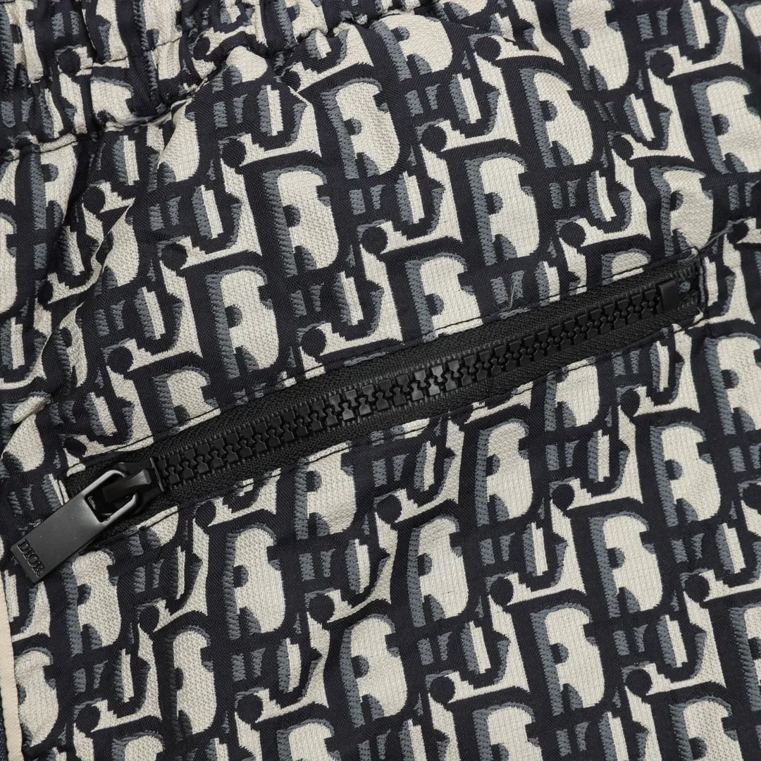 🅿️390 DIOR/Dior all-over printed jacquard side webbing woven trousers Inspired by the retro of the 1980s, the custom-made woven synthetic material is made by customers. The fabric has a fleshy texture, with clearly visible skin texture and a sense of net weight. The whole body is extremely simple in design. It is developed as it is in the original version. The entire inside is wrapped with exquisite craftsmanship to restore the consistent waistline. The domestic double-needle machine is modified to honing the thread. It is a seemingly simple style with many small details. Both men and women can easily control it. Size: XS-L