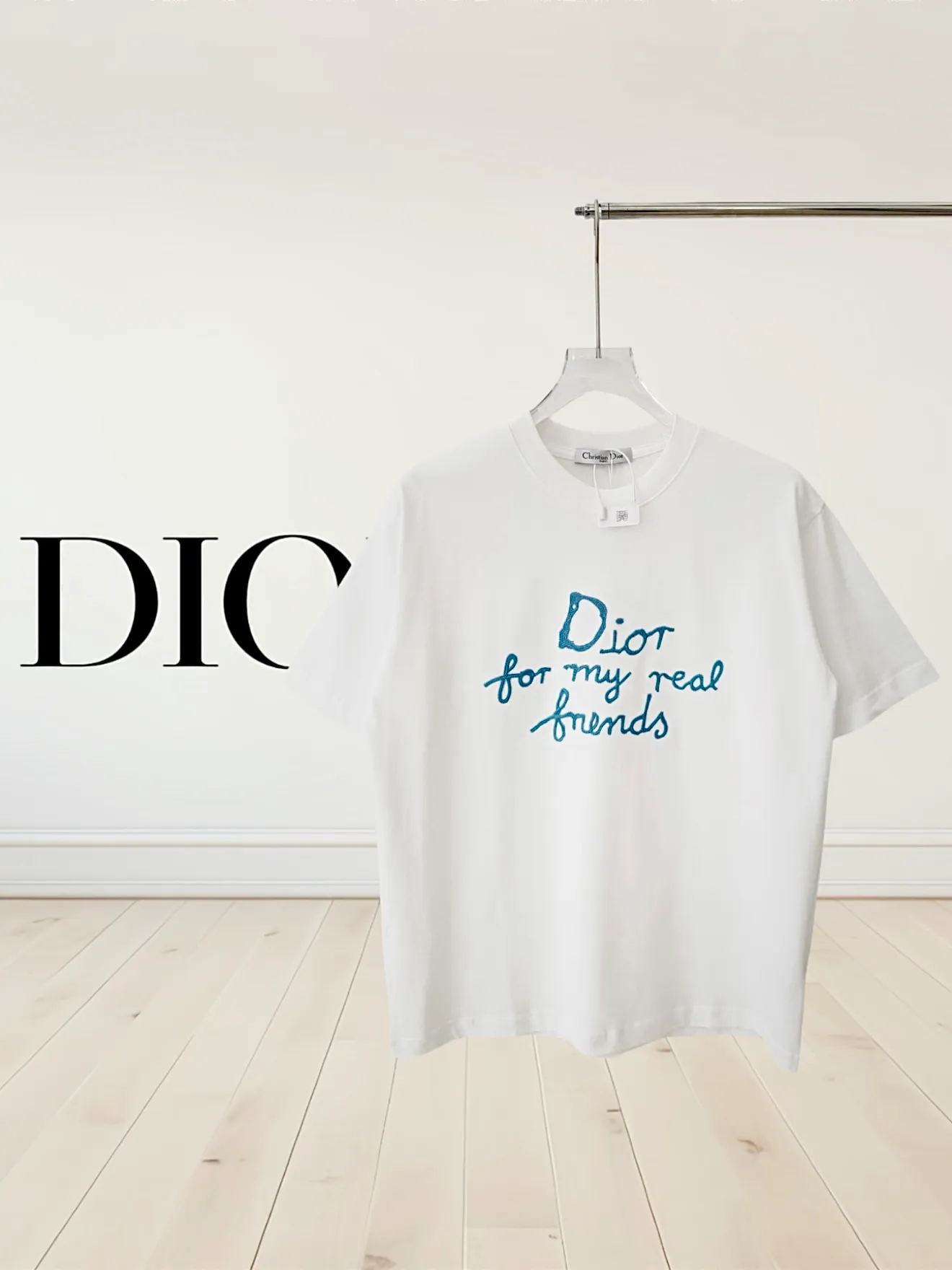 🅿️190 [Higher version] Dior* Dior SS25 new version short-sleeved men and women 👫, on sale simultaneously! Customized 32-count 280g combed fabric, original craft thread, designed with blue letter logo embroidery craft! Simple and elegant, easy to match and versatile, extremely high-grade, perfectly integrated into fashion and style, it is a top-notch fashionable style that is perfect for outer wear! The whole thing gives people a natural feeling! The ultimate classic versatile short-sleeved T-shirt, the ultimate in heavy work and perfection! Fans who pursue high quality should rush to buy it by themselves, and we sincerely invite all fans who know the goods to appreciate this model together! All three standards are complete! Color: white/black Size: S to xL