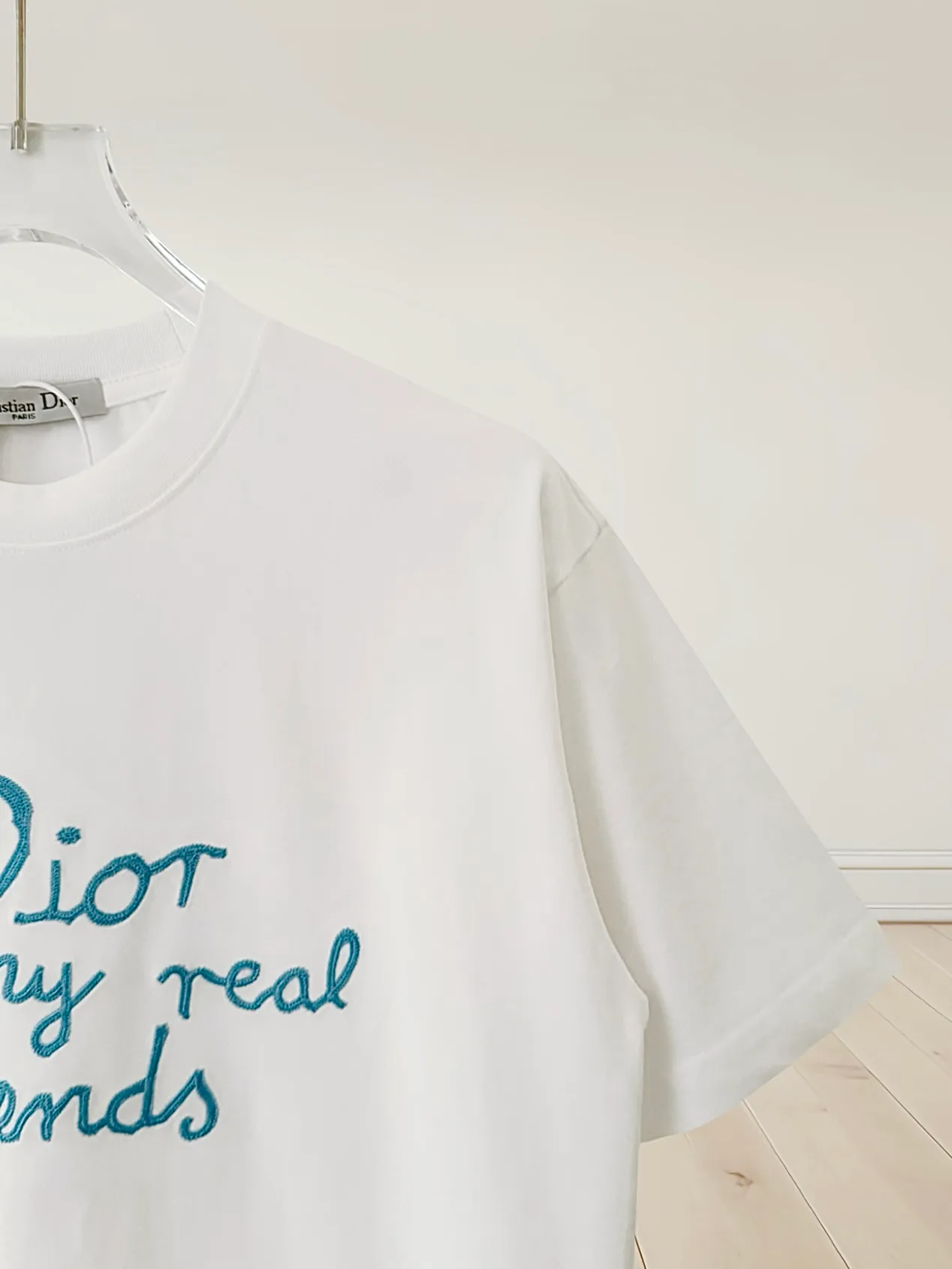 🅿️190 [Higher version] Dior* Dior SS25 new version short-sleeved men and women 👫, on sale simultaneously! Customized 32-count 280g combed fabric, original craft thread, designed with blue letter logo embroidery craft! Simple and elegant, easy to match and versatile, extremely high-grade, perfectly integrated into fashion and style, it is a top-notch fashionable style that is perfect for outer wear! The whole thing gives people a natural feeling! The ultimate classic versatile short-sleeved T-shirt, the ultimate in heavy work and perfection! Fans who pursue high quality should rush to buy it by themselves, and we sincerely invite all fans who know the goods to appreciate this model together! All three standards are complete! Color: white/black Size: S to xL
