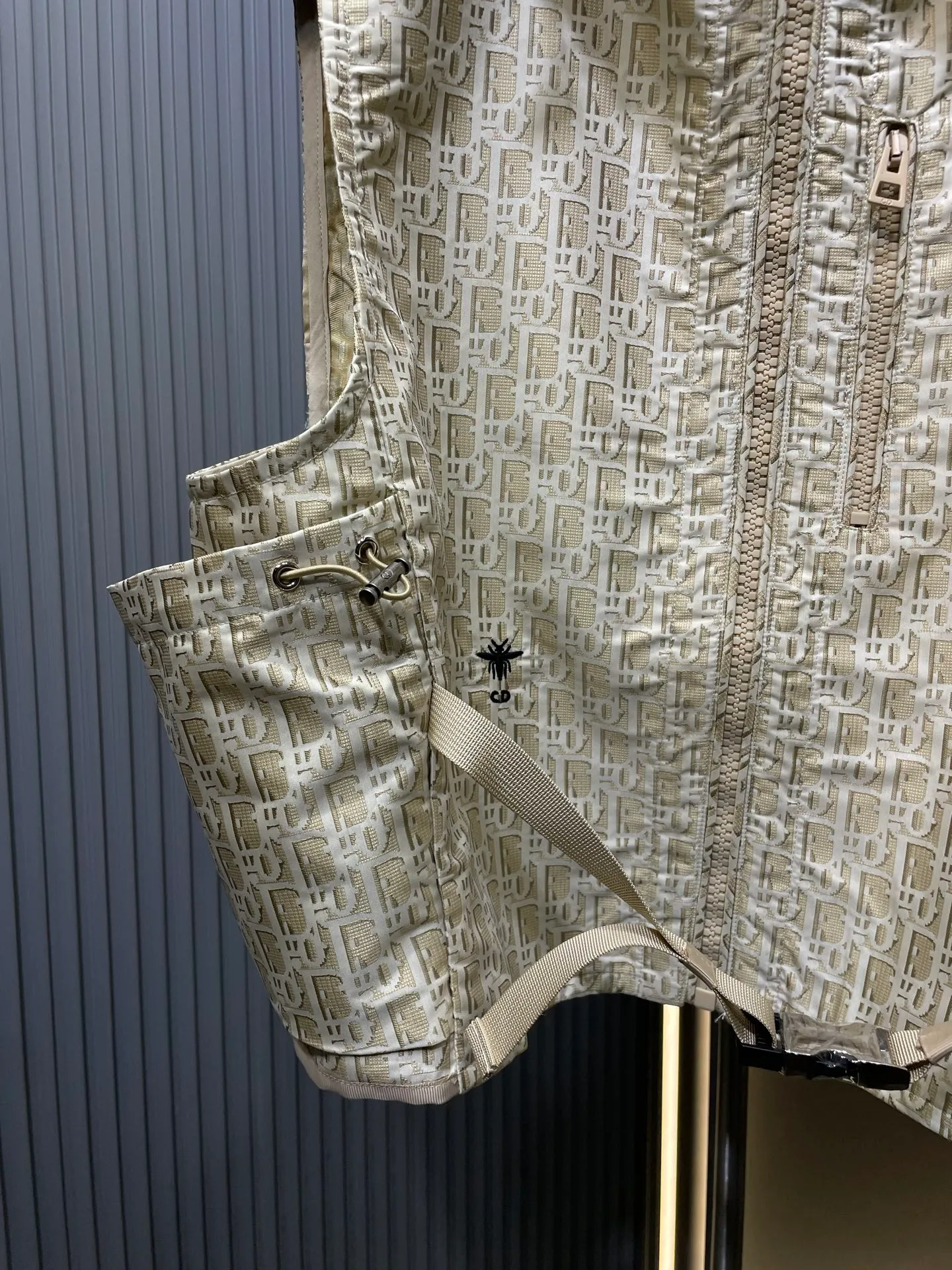 🅿️440 Dior 🌟【Top original order】25Ss early spring new style vest, high version produced! This hooded jacket is decorated with golden Oblique jacquard, recalling the classic pattern launched by Dior in 1967〰YB customized golden taffeta technical jacquard fabric🔜, and the right pocket is decorated with bee embroidery, which is more refined and super super heavy work‼ The most important thing is that to make a floral design, the workmanship cost is double that of an ordinary jacket. The texture is truly invincible. Size: s m l