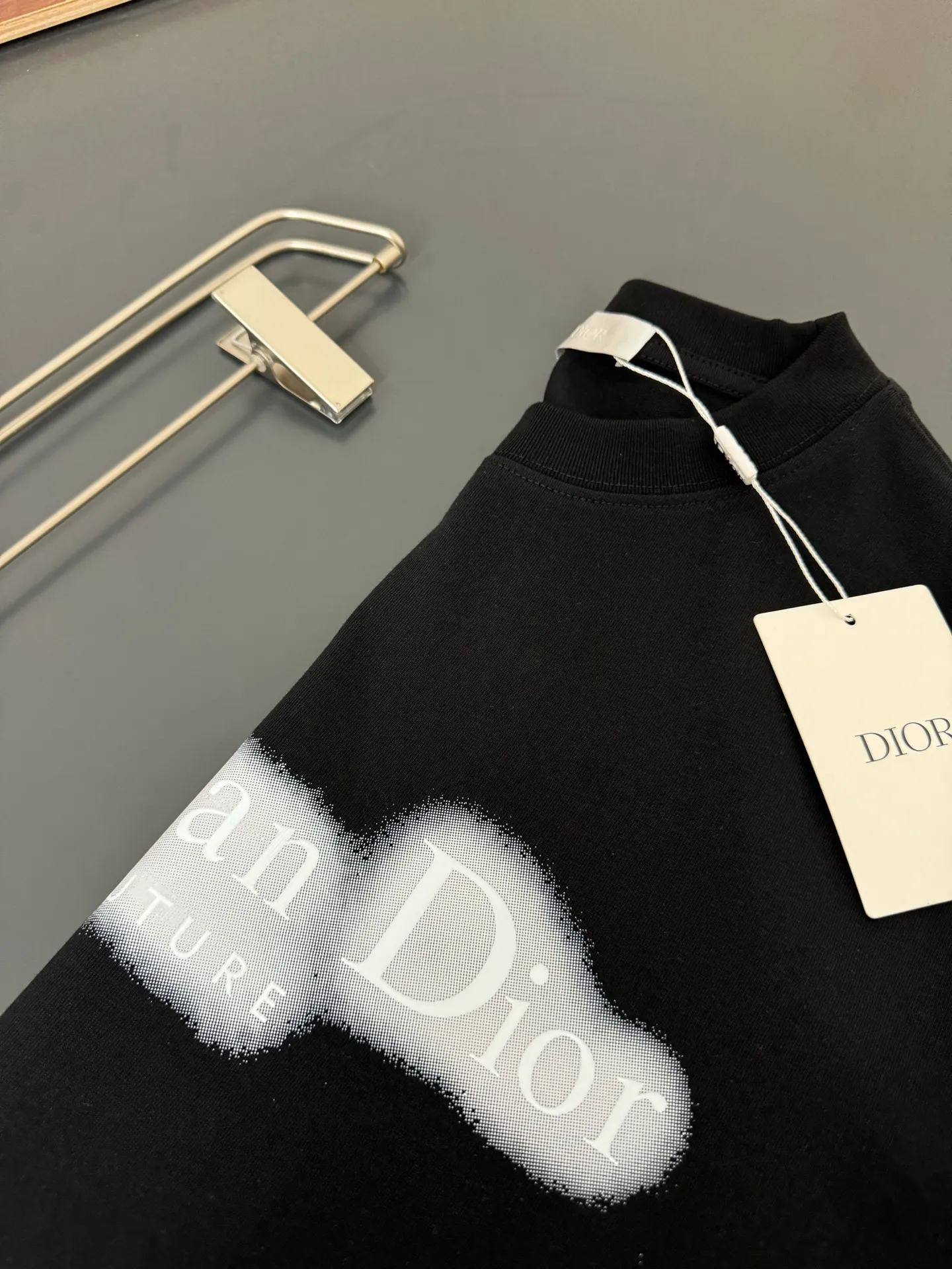 🅿️200 DIOR*Dior*320g heavyweight pure cotton T-shirt, thick, breathable and loose fit. Printed logo design. Spring and summer new round neck fashionable short-sleeved T-shirt. Comfortable against the skin, durable and easy to wear. Meticulous original craftsmanship, a must-have for casual and versatile colors. Color: Black, White, Anchor Red. Size: S M L XL XXL.